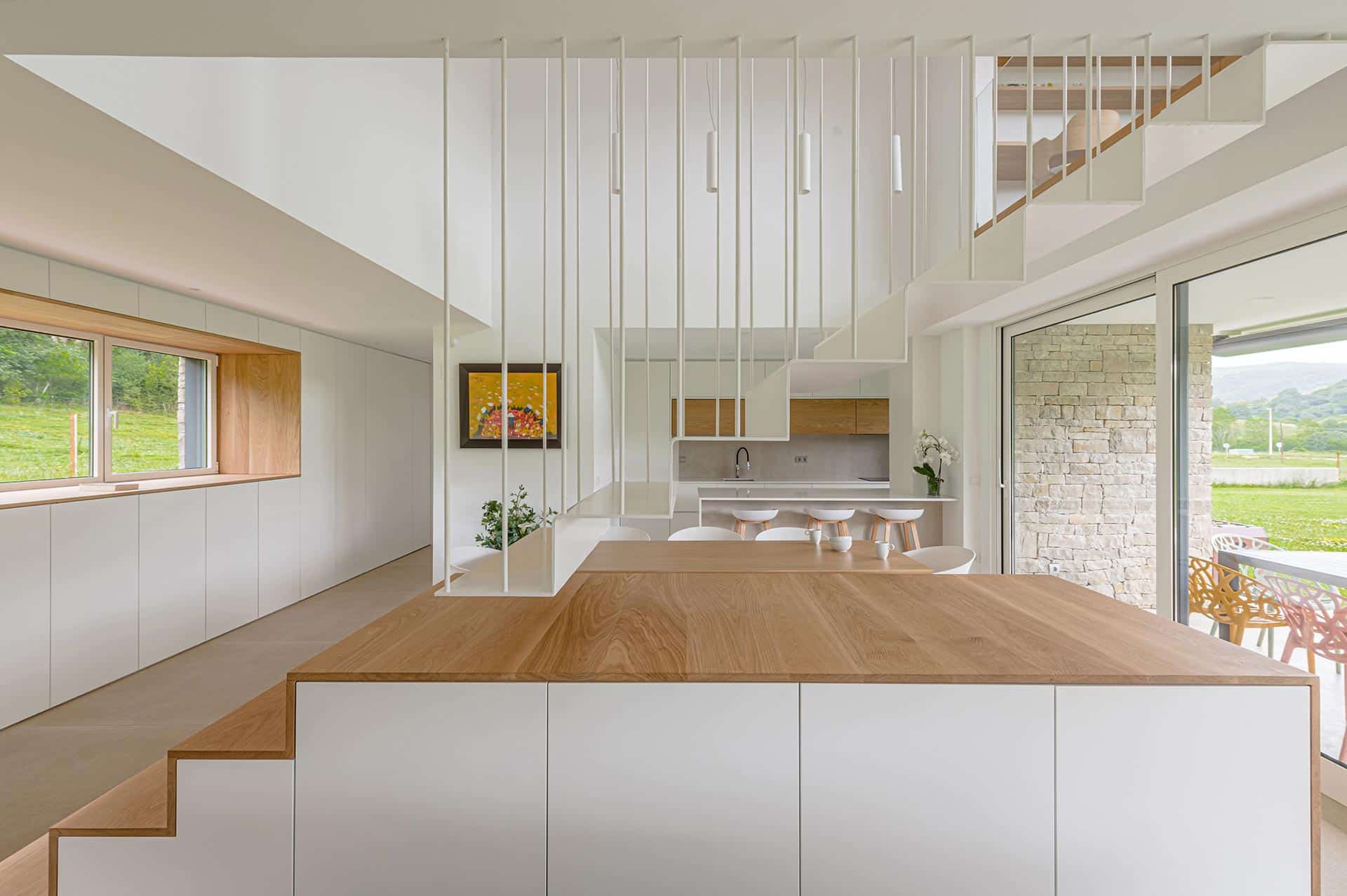 Escalera y mueble de casa moderna de diseño diseñada por Moah Arquitectos en Pámanes