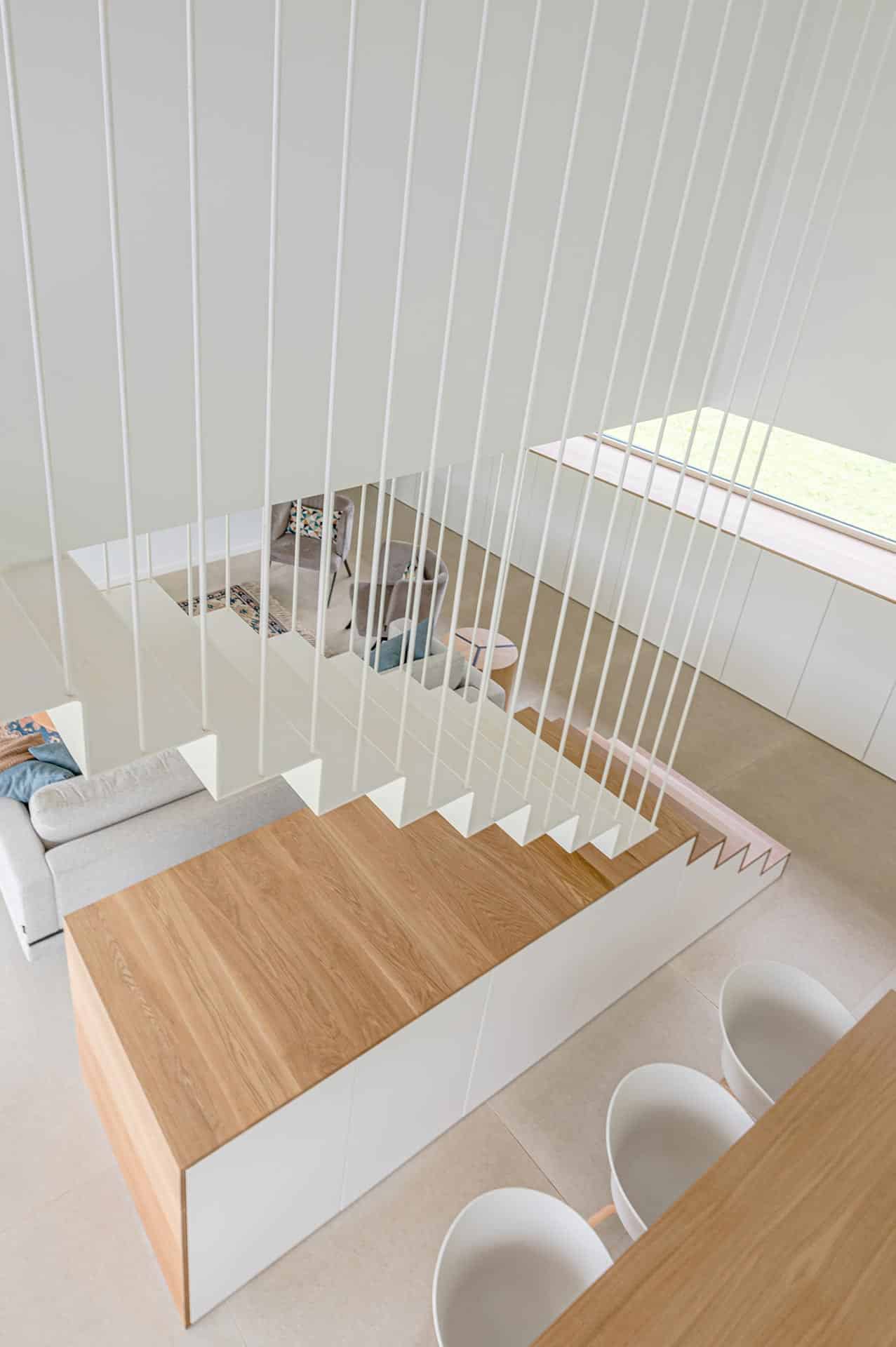 Escalera con tirantes en casa moderna pasiva diseñada por Moah Arquitectos en Pámanes