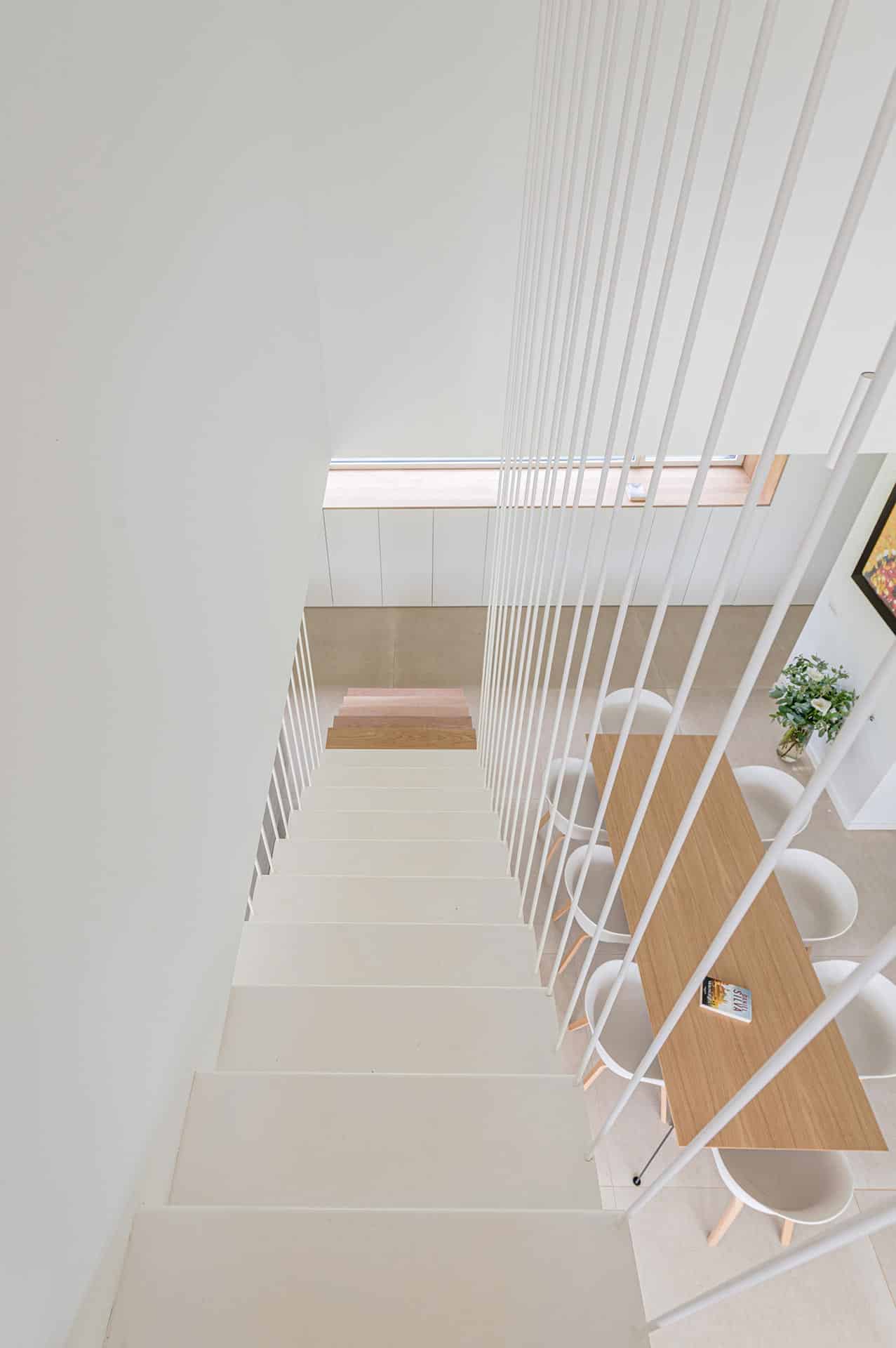Escalera con tensores en casa moderna de lujo diseñada por Moah Arquitectos en Pámanes