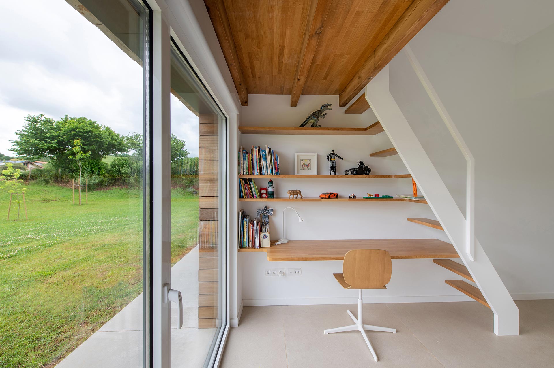 Wardrove in modern house with garden designed by Moah Architects in Pámanes