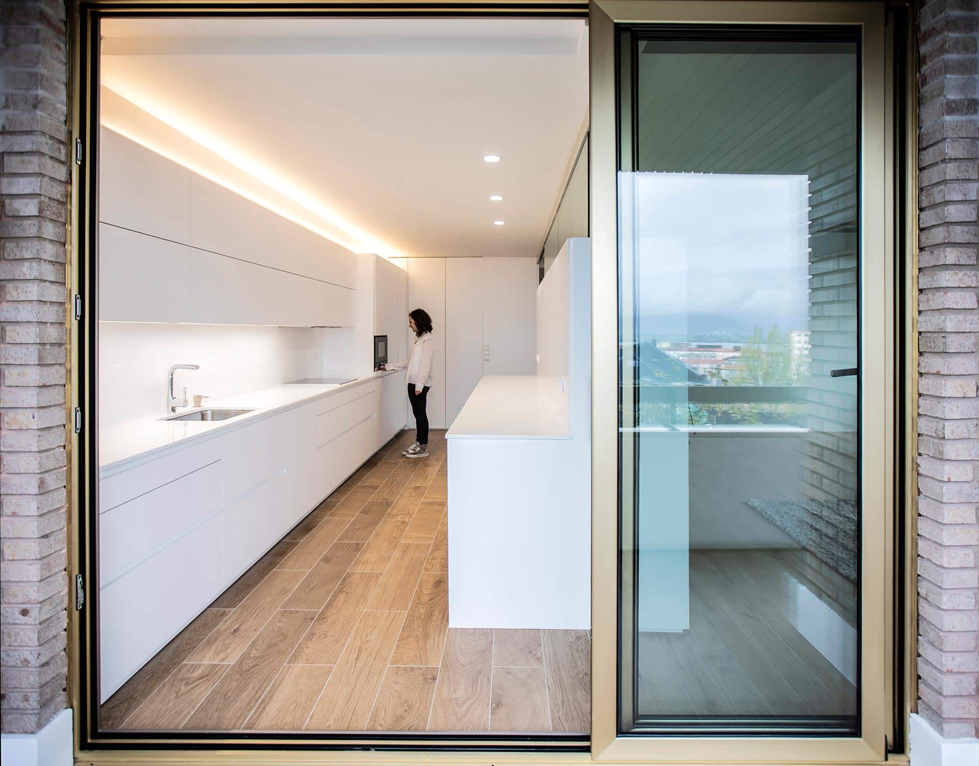 Cocina minimalista en vivienda diseñada por Moah Arquitectos en Santander