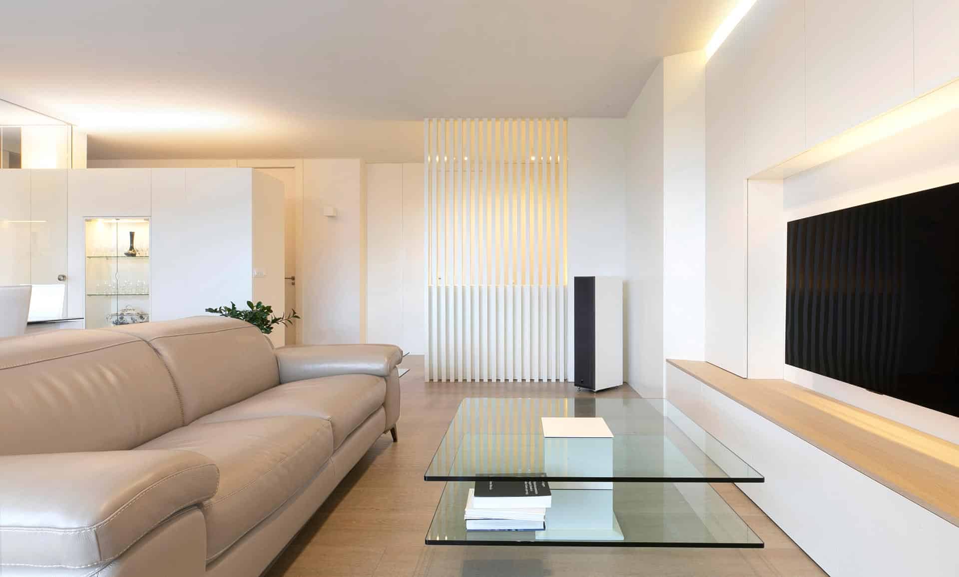 Reforma de casa en Santander minimalista blanco diseñada por Moah Arquitectos en Cantabria