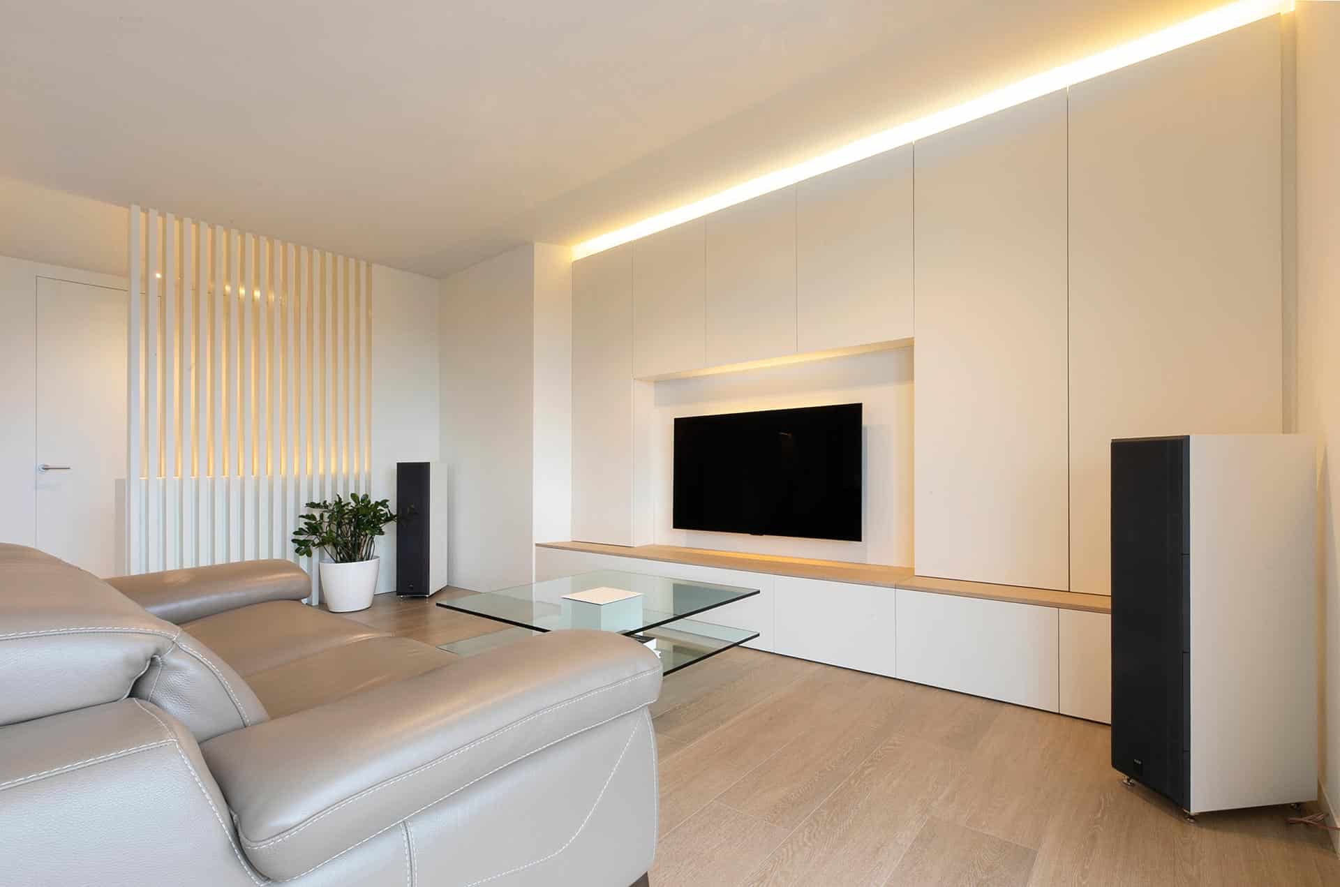Reforma de casa en Santander minimalista blanco y madera diseñada por Moah Arquitectos en Cantabria
