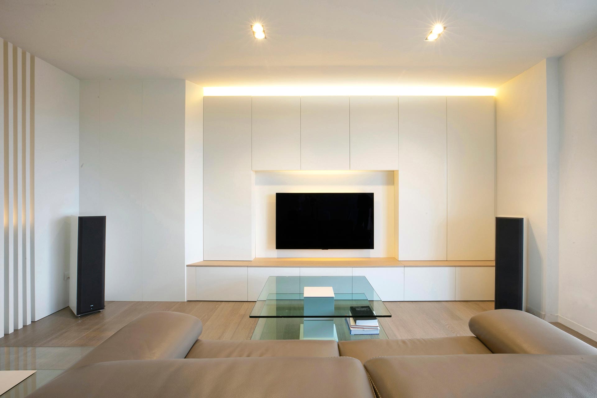 Mueble de televisión blanco diseñado por Moah Arquitectos en Cantabria