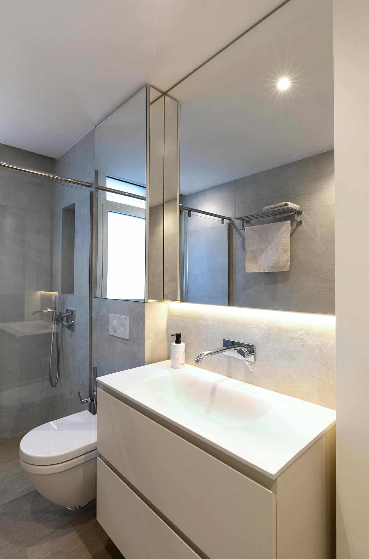 Baño con armario espejo diseñado por Moah Arquitectos en Cantabria