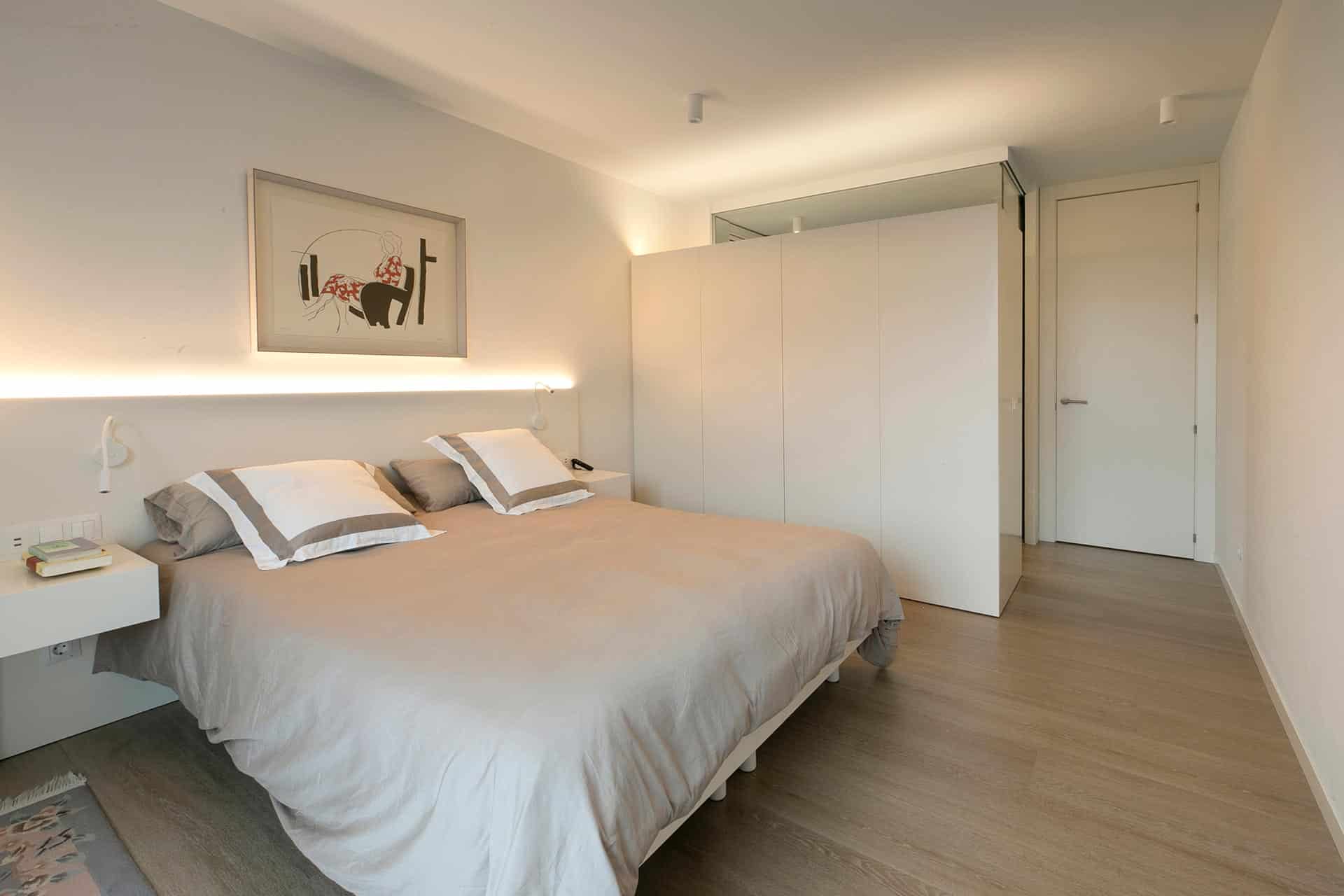 Dormitorio blanco diseñado por Moah Arquitectos en Cantabria
