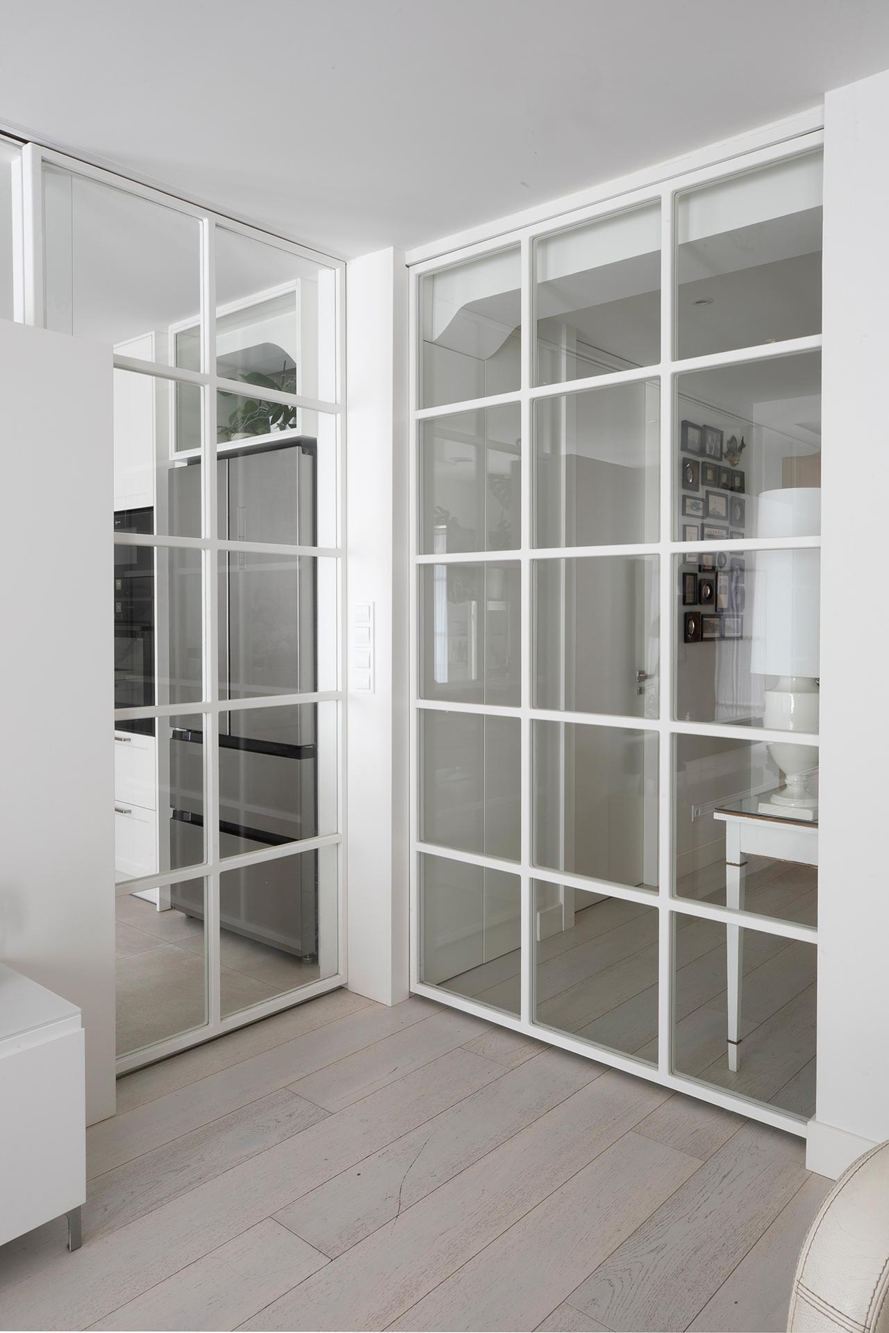Puertas de cristal con palillería en reforma de vivienda moderna diseñada por Moah Arquitectos en Santander