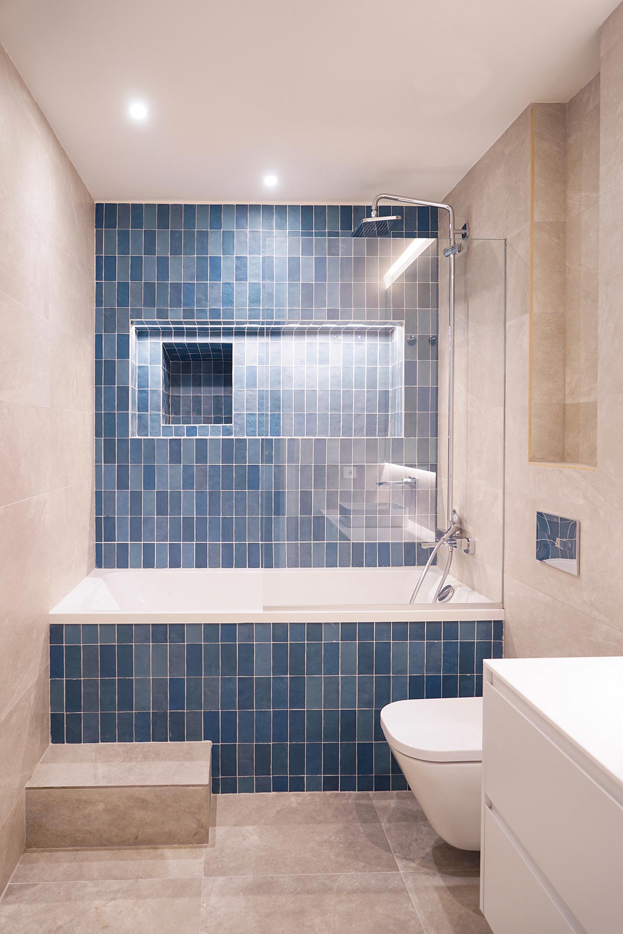 Baño con mampara de ducha en reforma de vivienda moderna diseñada por Moah Arquitectos en Santander