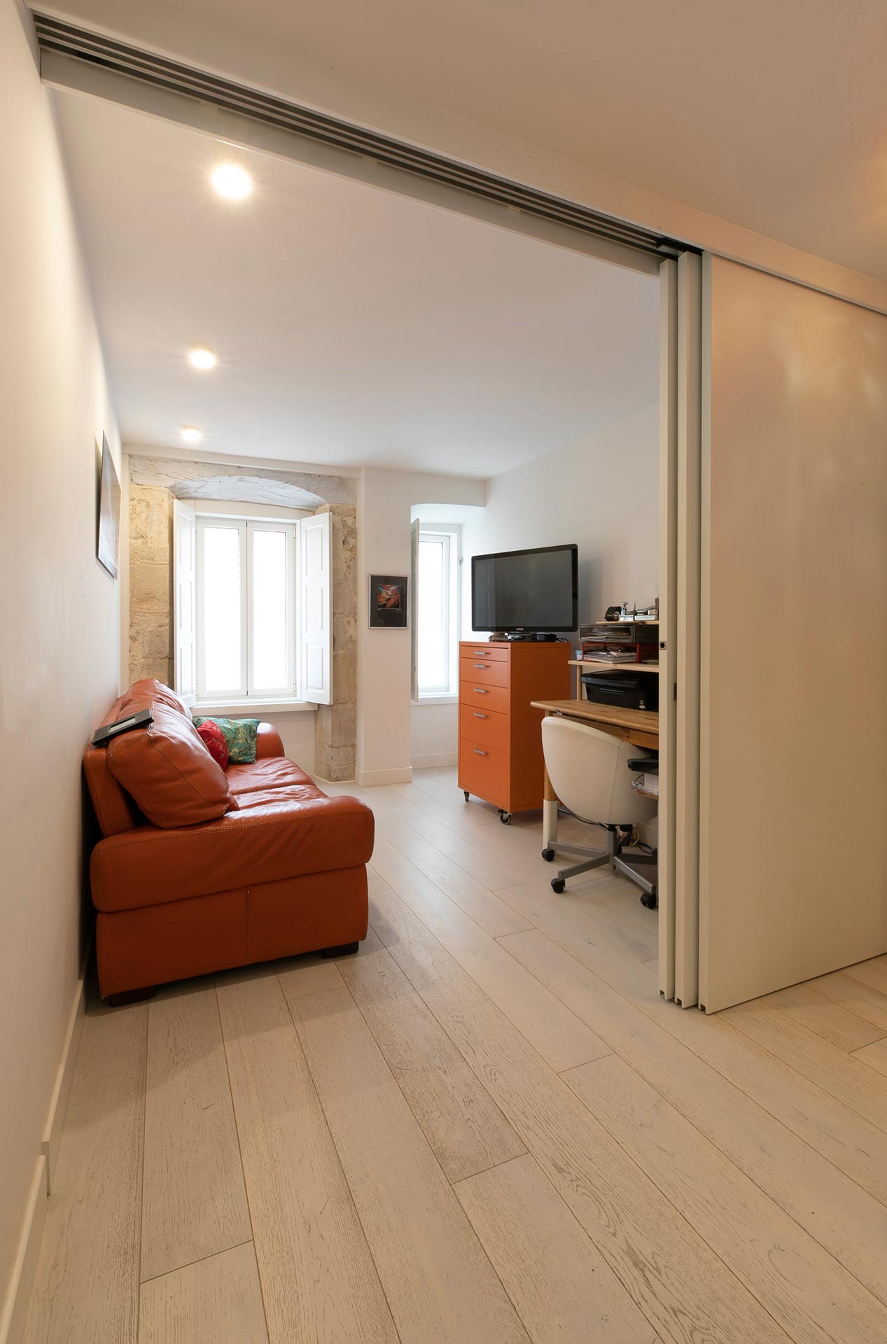 Paneles correderos en reforma de vivienda moderna diseñada por Moah Arquitectos en Santander
