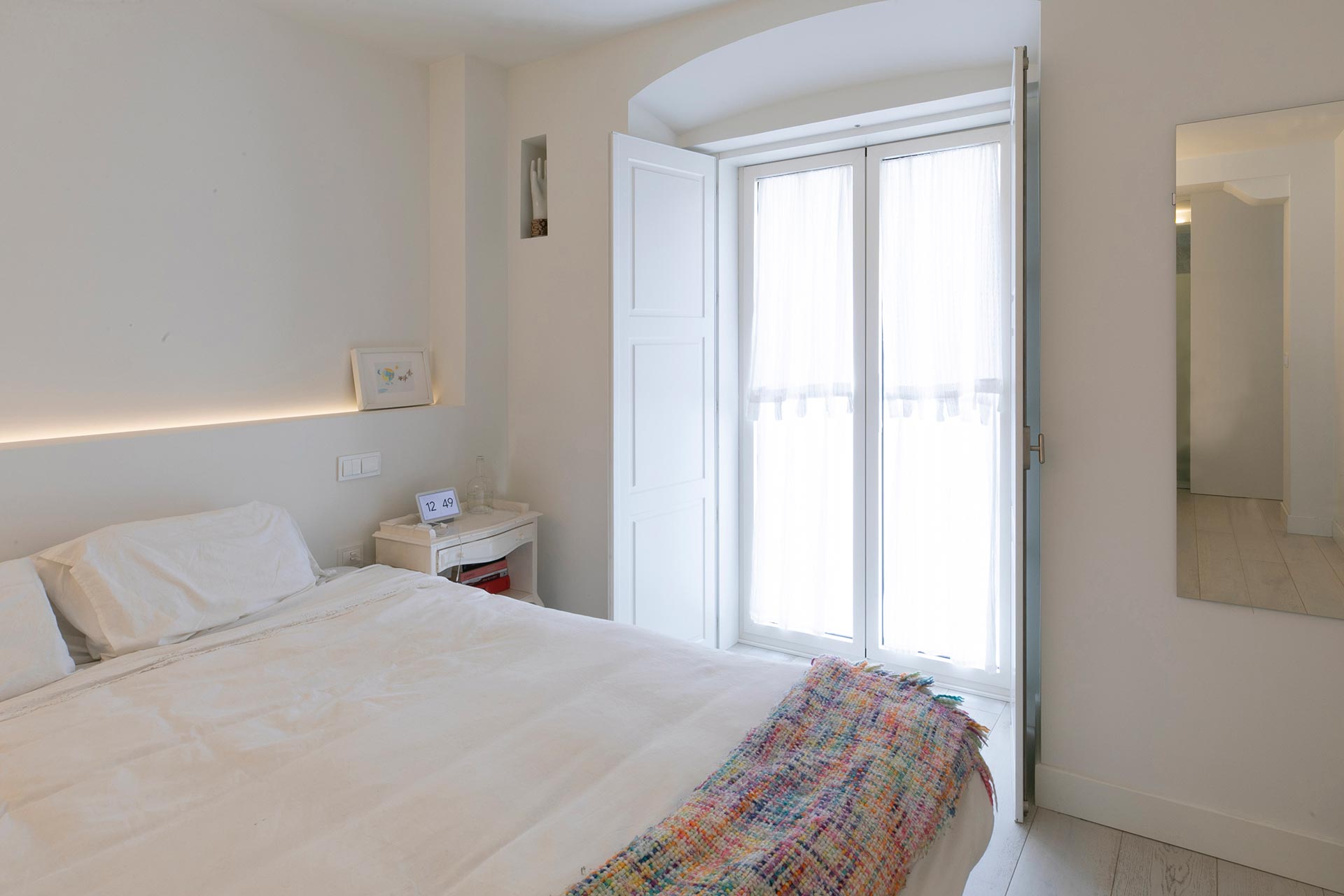 Dormitorio minimalista en reforma de vivienda moderna diseñada por Moah Arquitectos en Santander