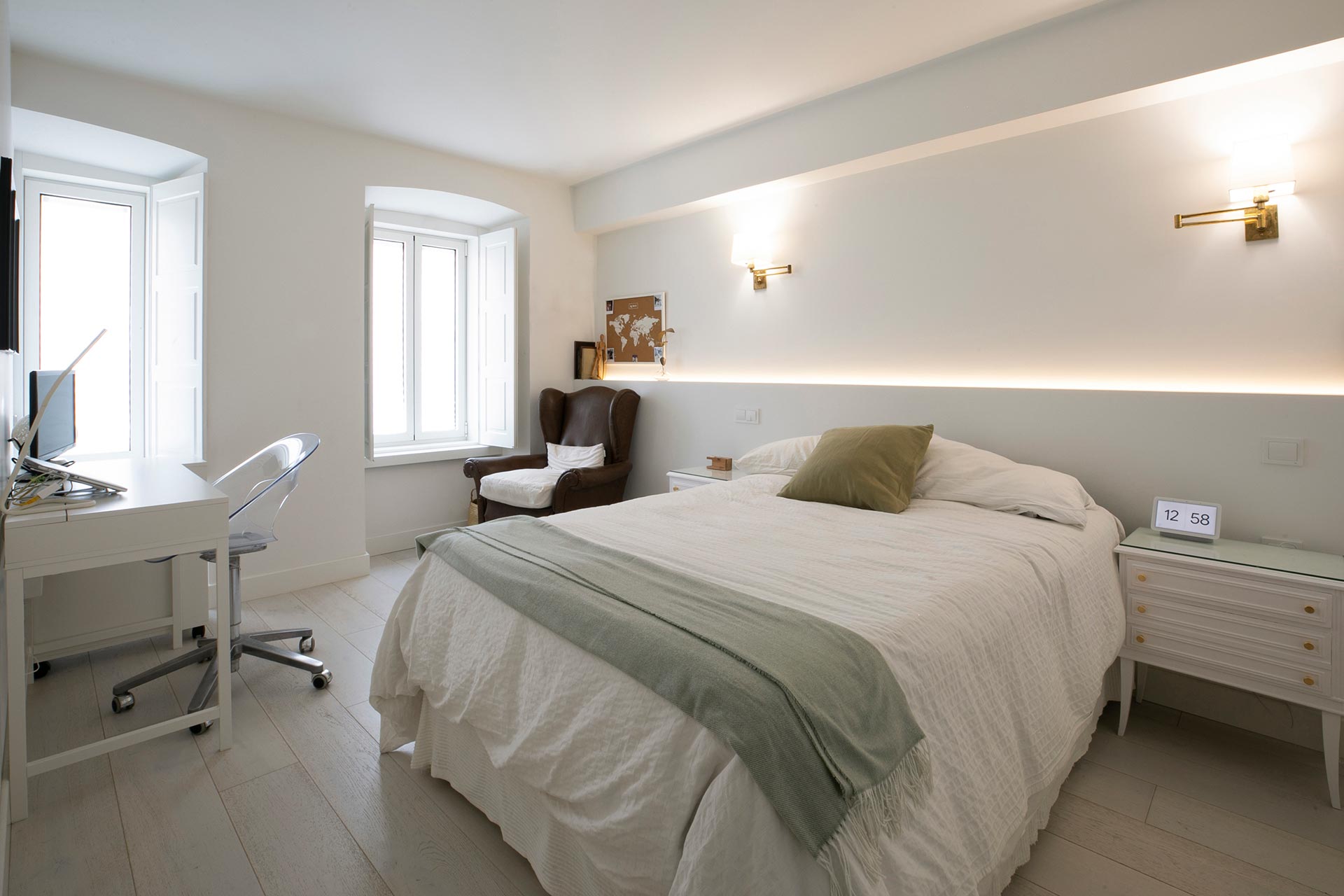 Dormitorio con luz en cabecero en reforma de vivienda moderna diseñada por Moah Arquitectos en Santander