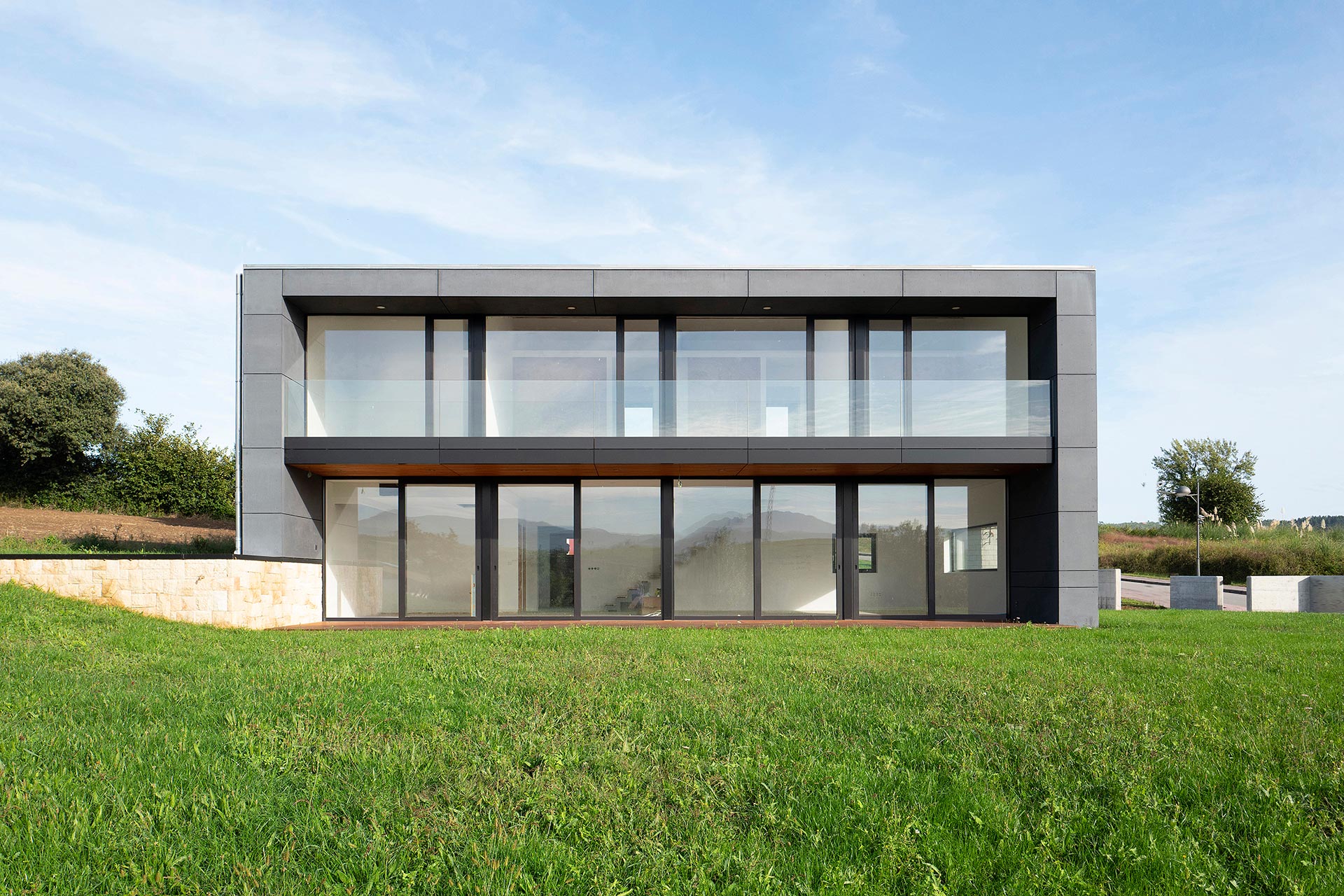 Casa moderna negra y con grandes ventanales diseñada por Moah Arquitectos en Cantabria