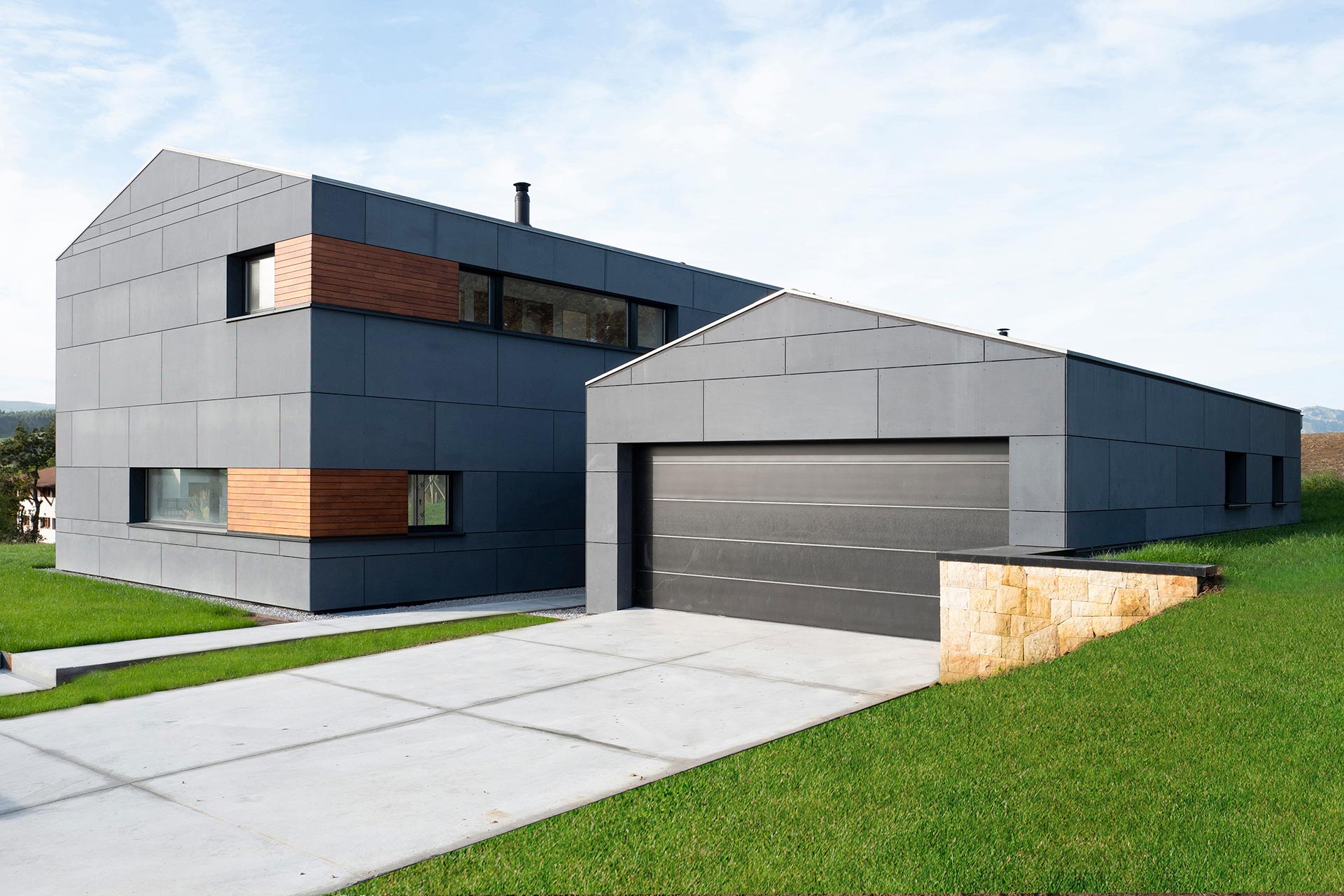 Casa moderna negro y madera diseñada por Moah Arquitectos en Cantabria