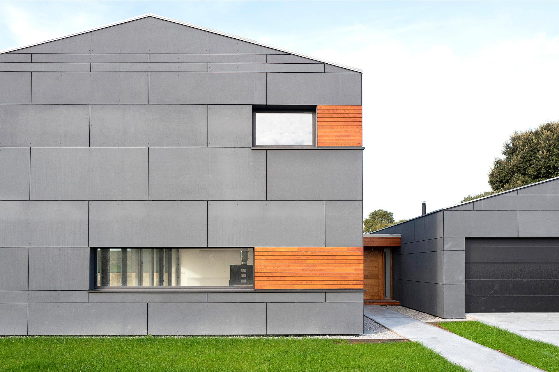 Casa moderna negro y madera diseñada por Moah Arquitectos en Cantabria