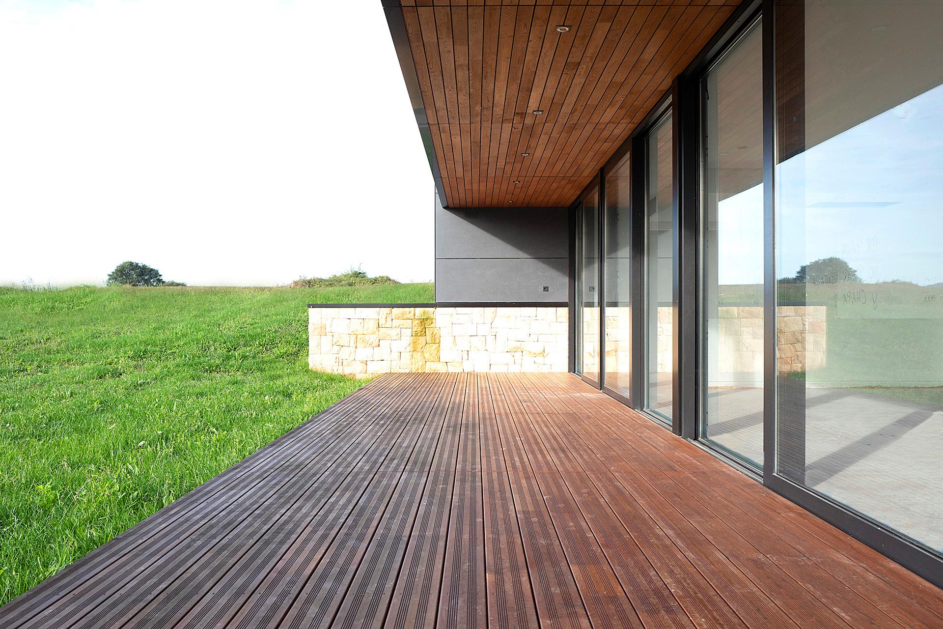 Porche madera diseñada por Moah Arquitectos en Cantabria