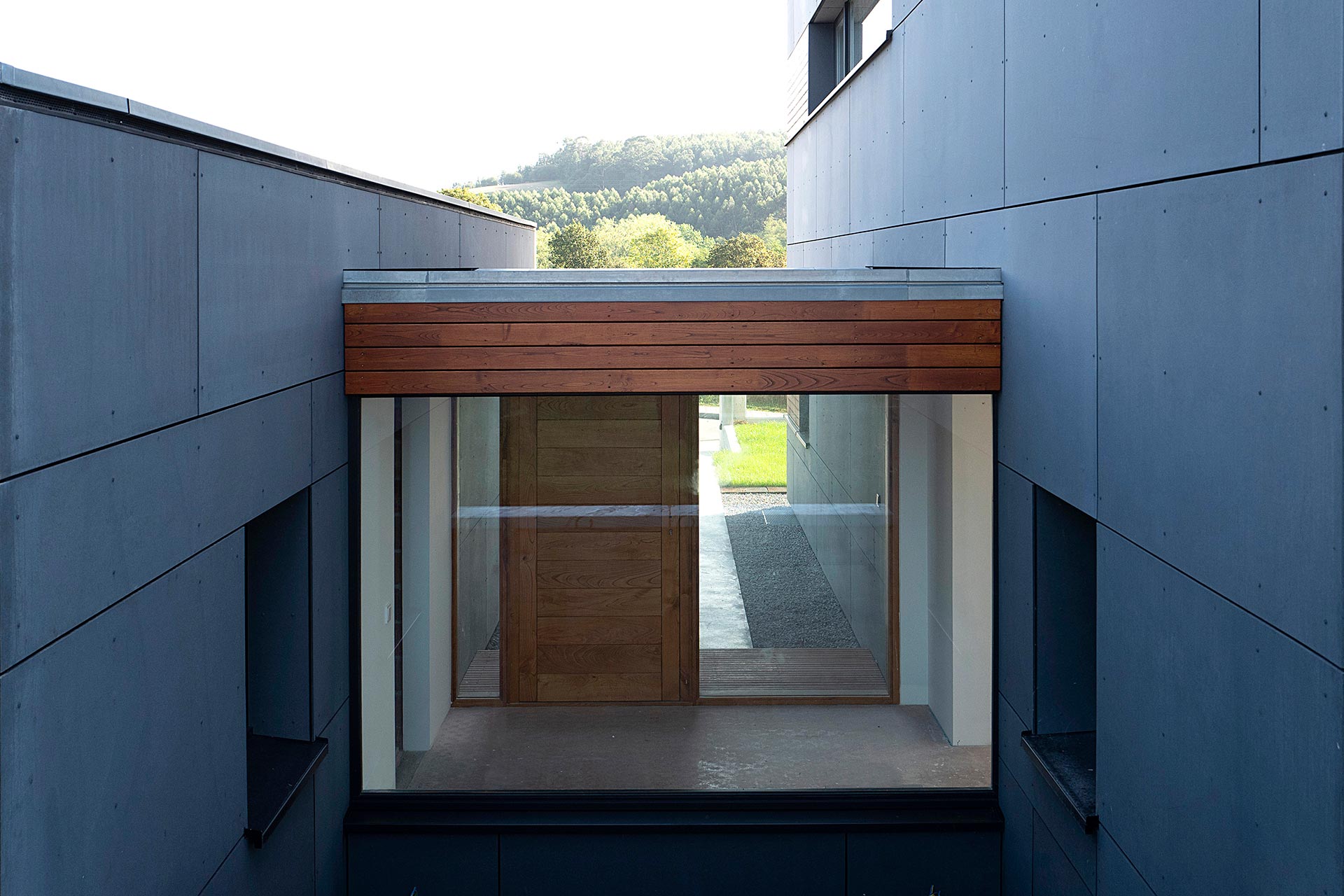 Vestíbulo de entrada en casa de diseño diseñada por Moah Arquitectos en Cantabria