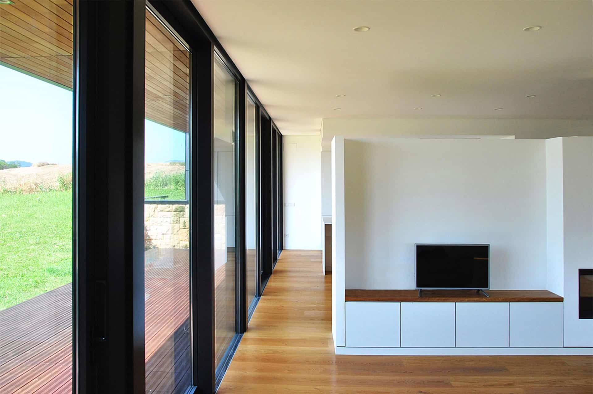 Salón en casa moderna diseñada por Moah Arquitectos en Cantabria