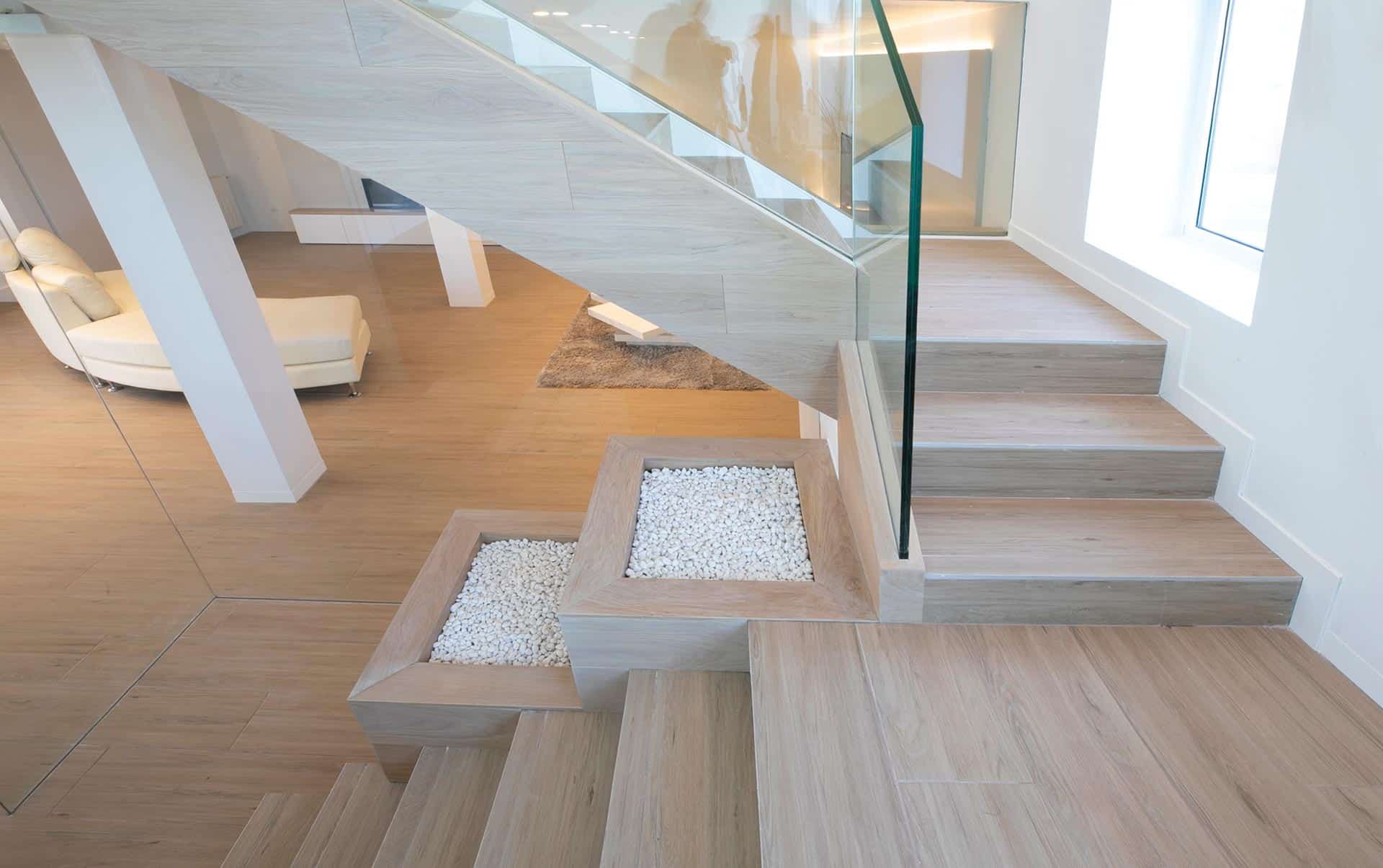 Diseño de escalera de madera y vidrio diseñado por Moah Arquitectos en Somo, Cantabria