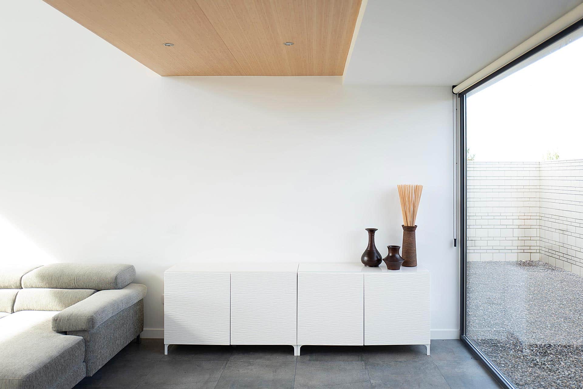 Interior minimalista en casa moderna diseñada por Moah Arquitectos en Villaverde, Cantabria