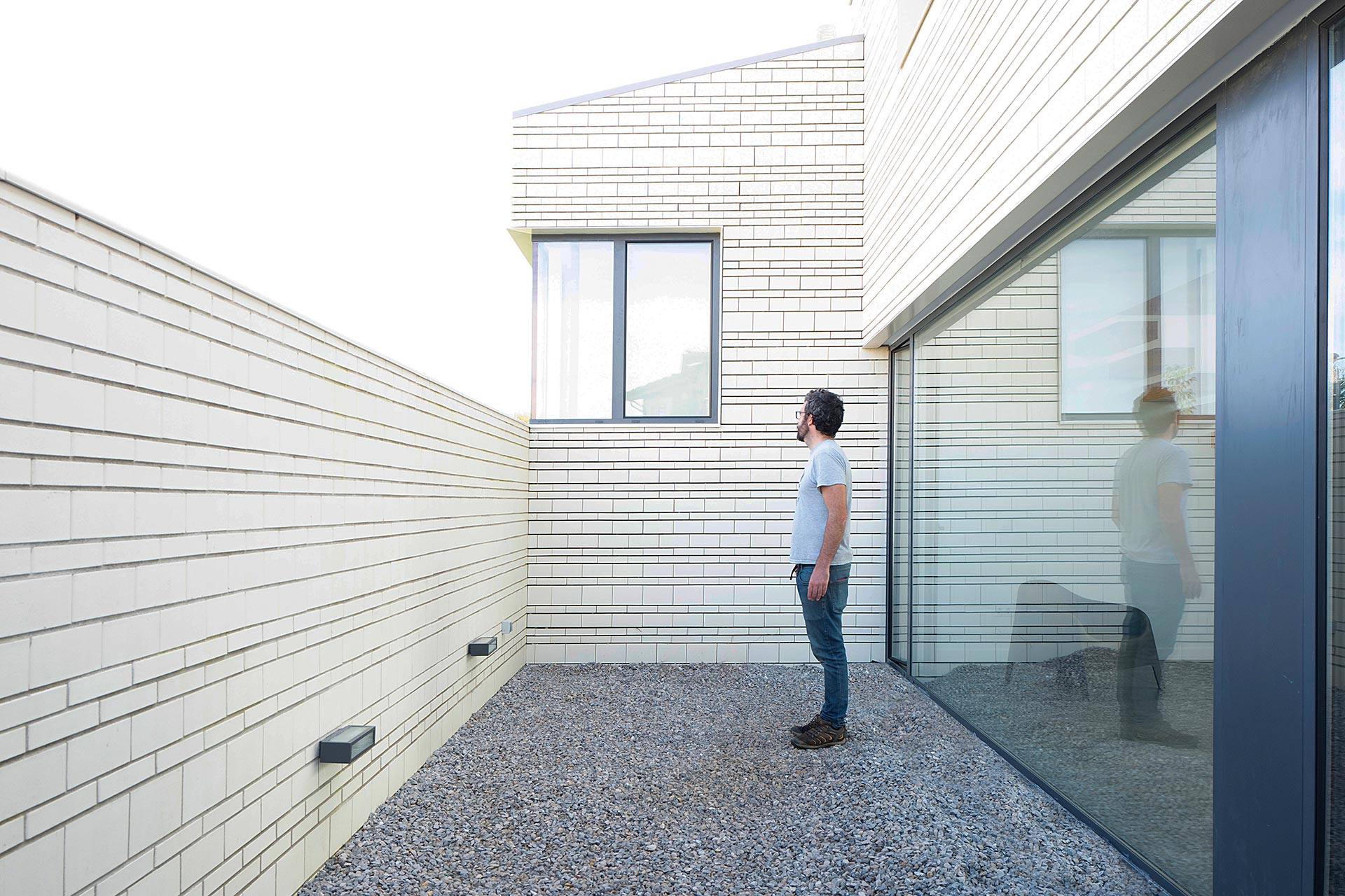 Patio ingles en casa moderna diseñada por Moah Arquitectos en Villaverde, Cantabria