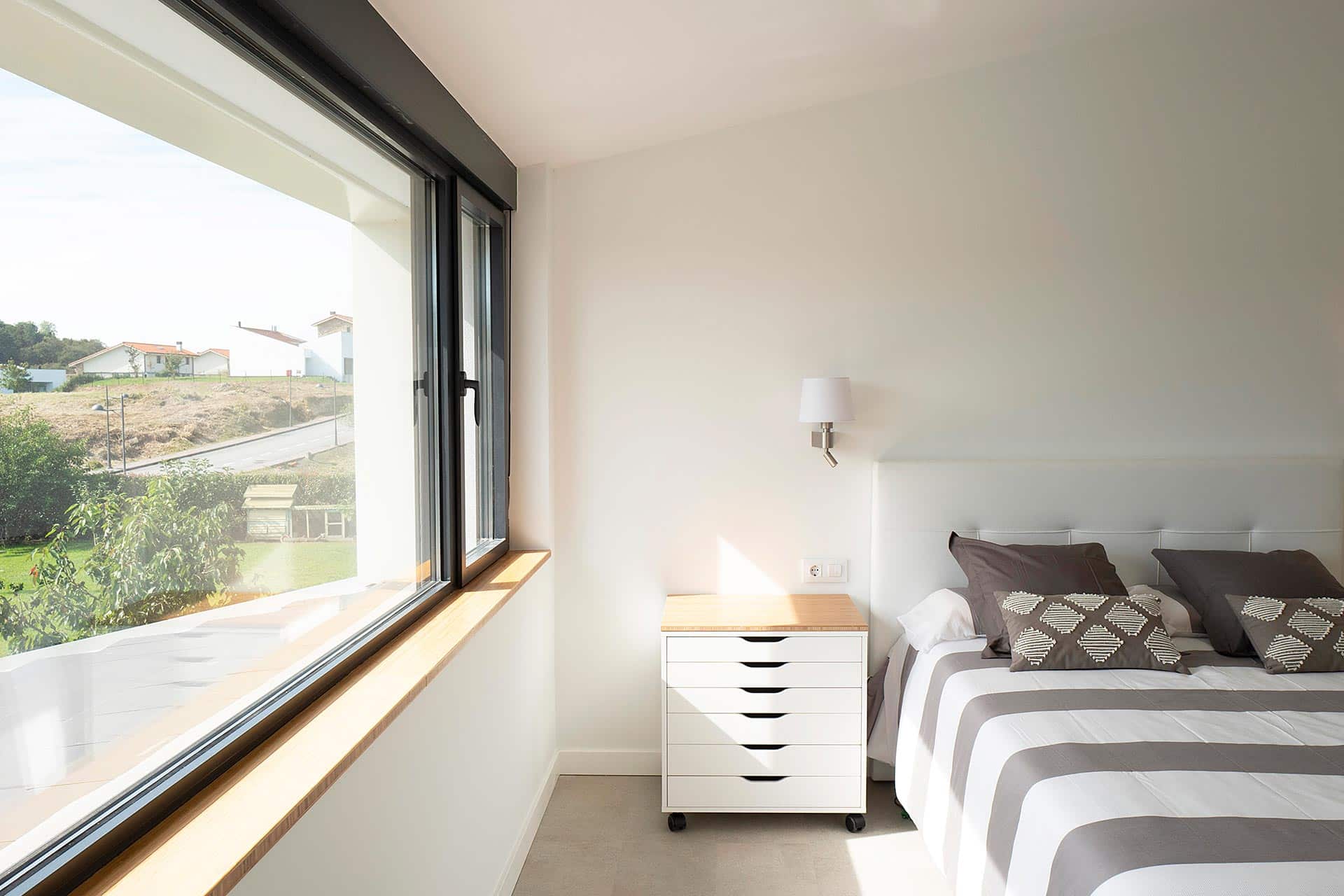 Dormitorio diseñado por Moah Arquitectos en Cantabria