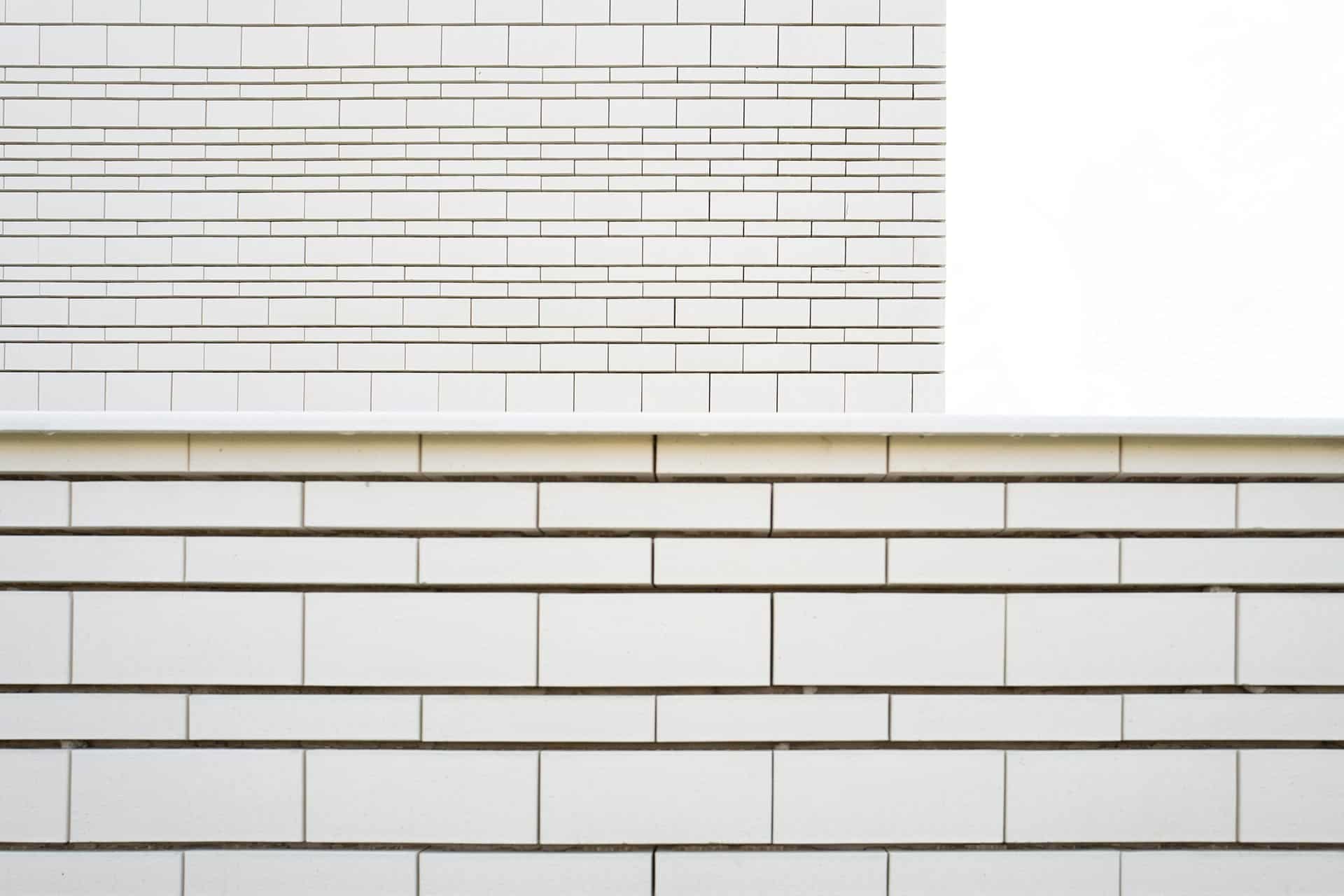 Fachada en ladrillo blanco diseñado por Moah Arquitectos en Cantabria