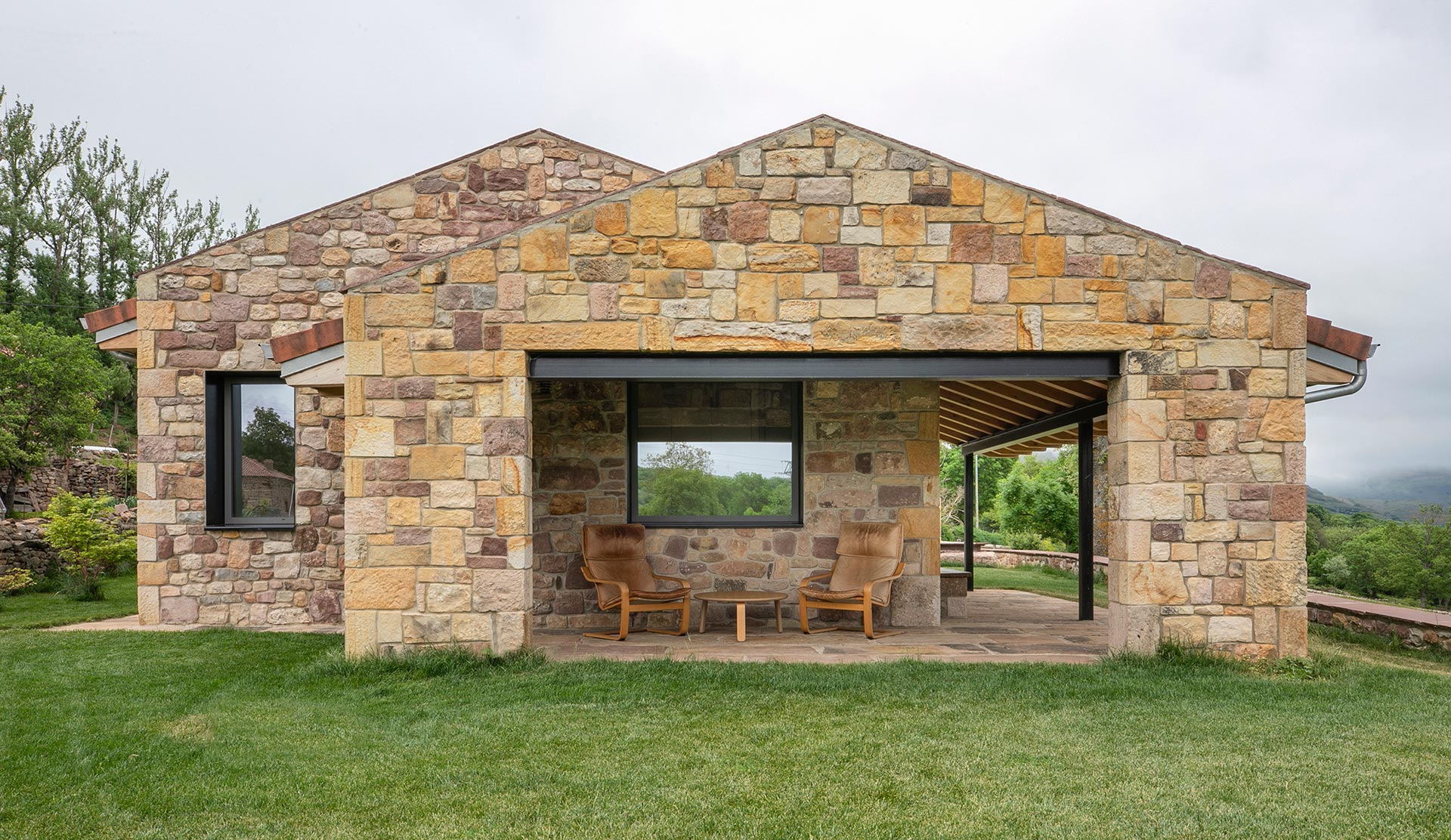 Cabaña piedra moderna en Proaño diseñada por Moah Arquitectos en Cantabria