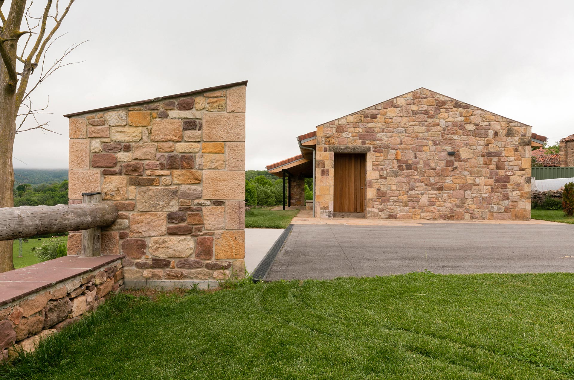 Refugio invernal de piedra en Proaño diseñado por Moah Arquitectos en Cantabria