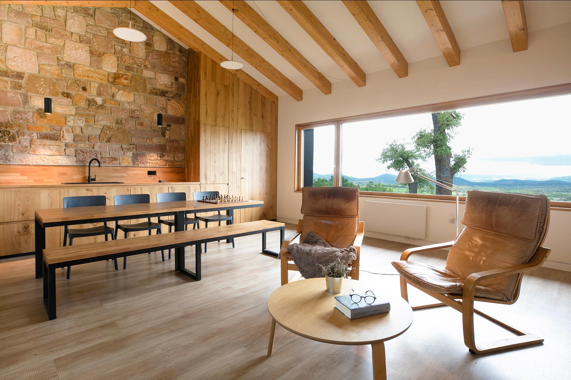 Ventana panorámica de refugio moderno en Proaño diseñado por Moah Arquitectos en Cantabria