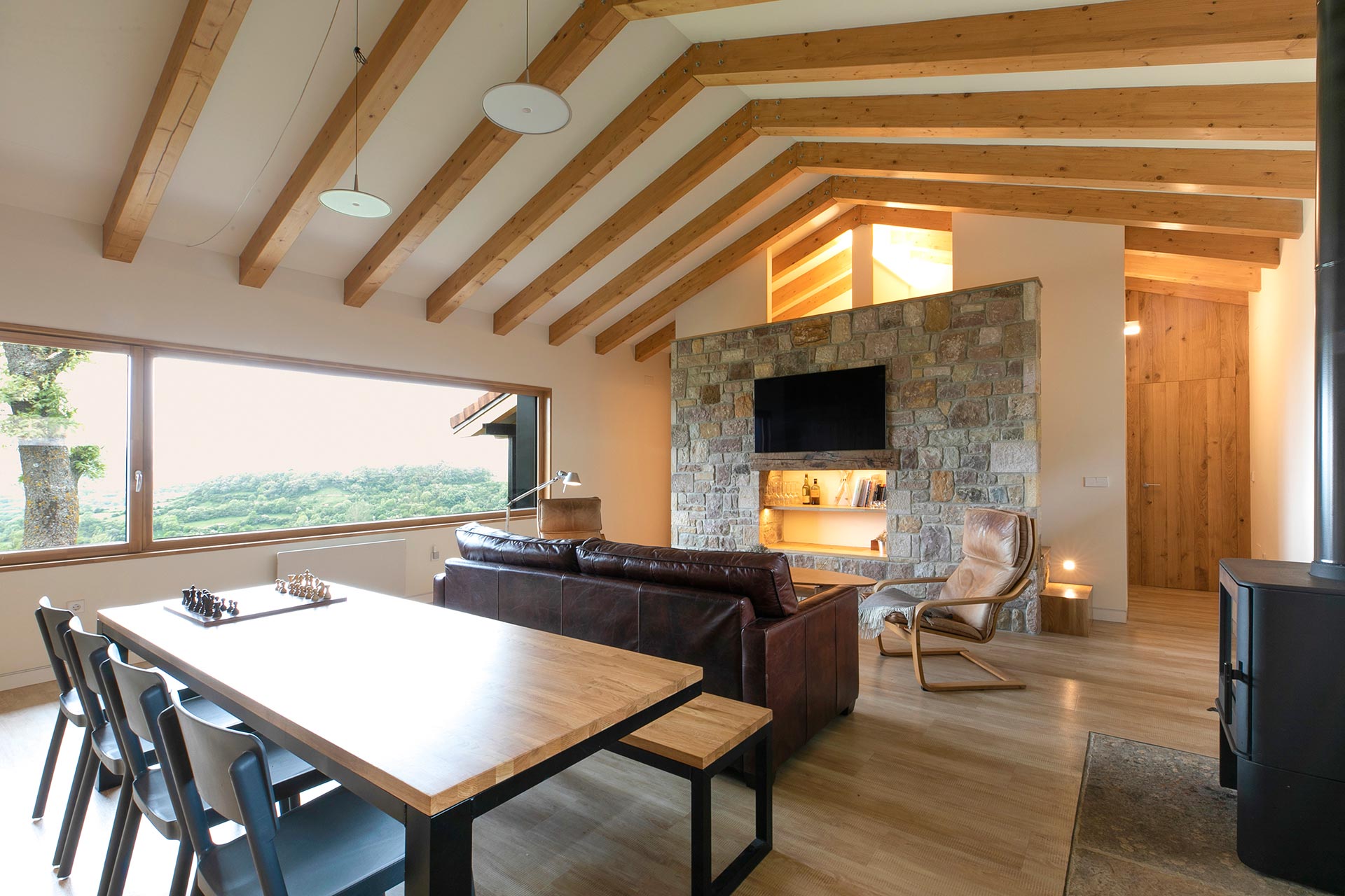 Salón de alojamiento rural moderno en Proaño diseñado por Moah Arquitectos en Cantabria