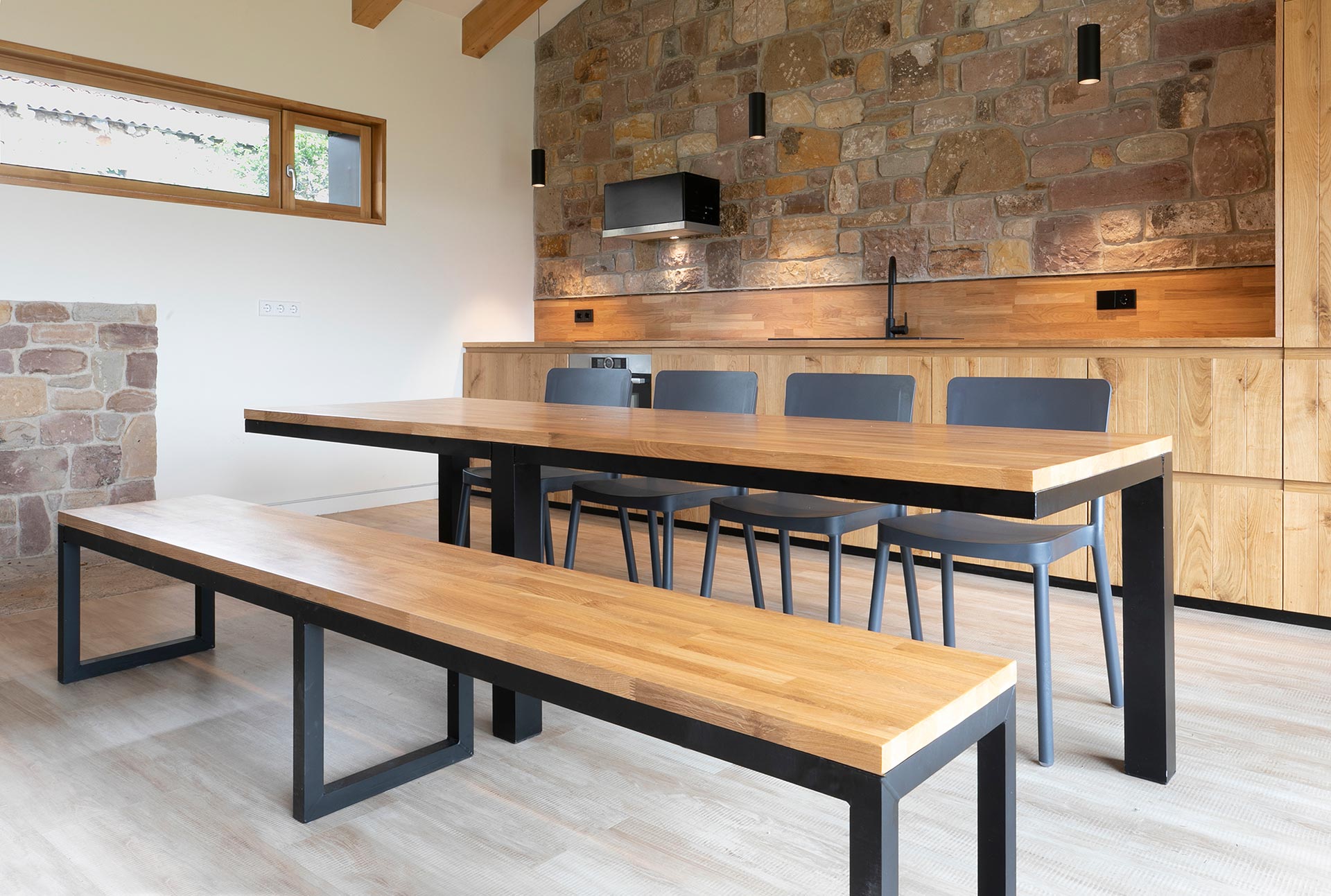 Comedor de diseño de casa pasiva moderna en Proaño diseñada por Moah Arquitectos en Cantabria