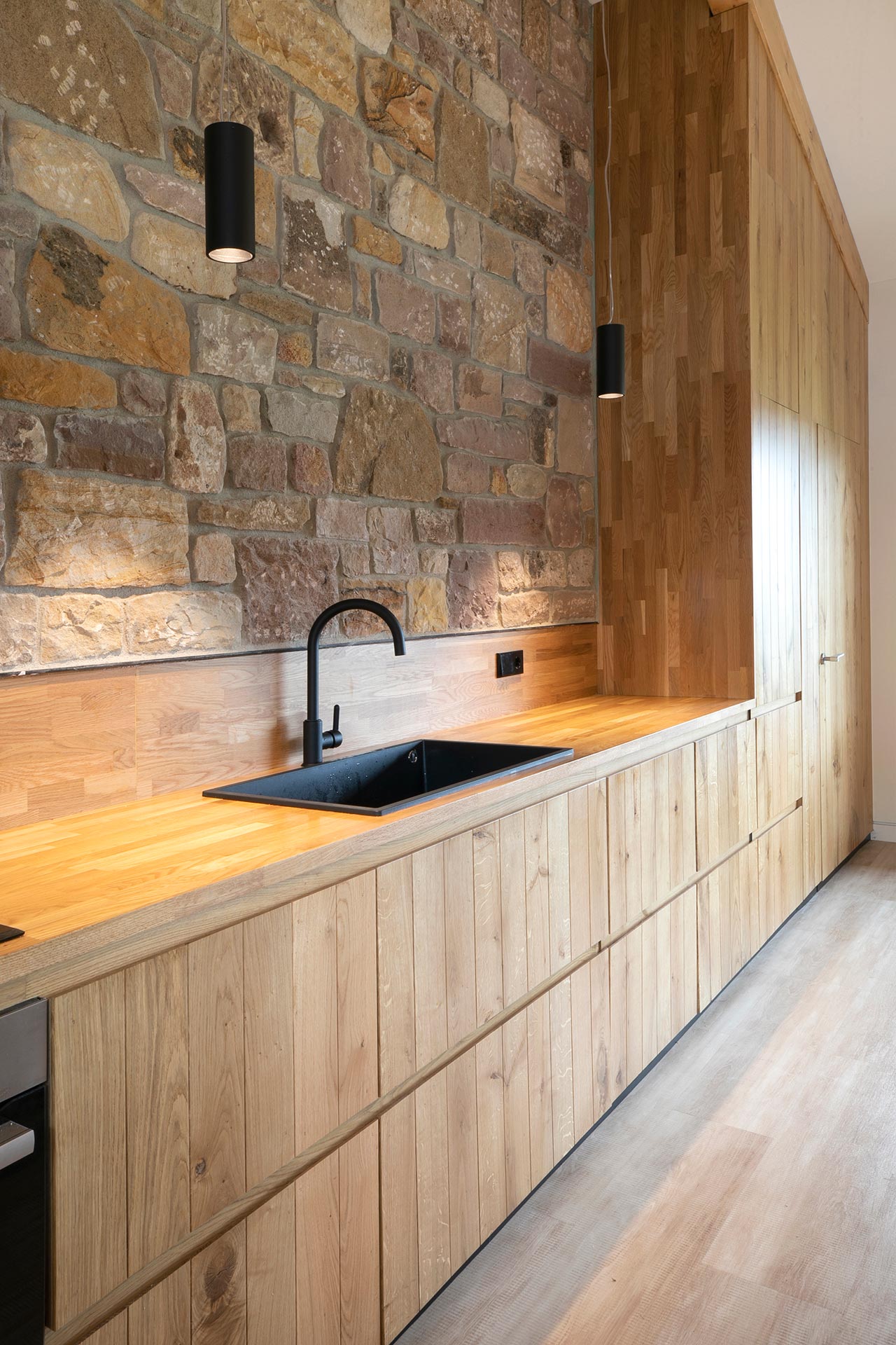 Cocina de madera de cabaña moderna en Proaño diseñada por Moah Arquitectos en Cantabria
