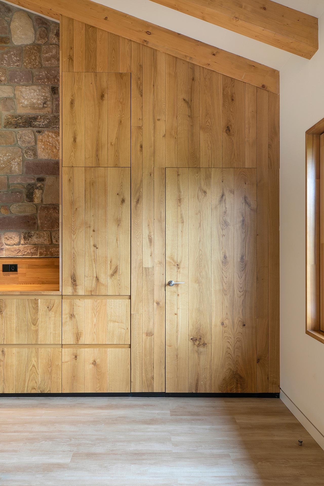 Panelado de madera de alojamiento rural moderno en Proaño diseñada por Moah Arquitectos en Cantabria