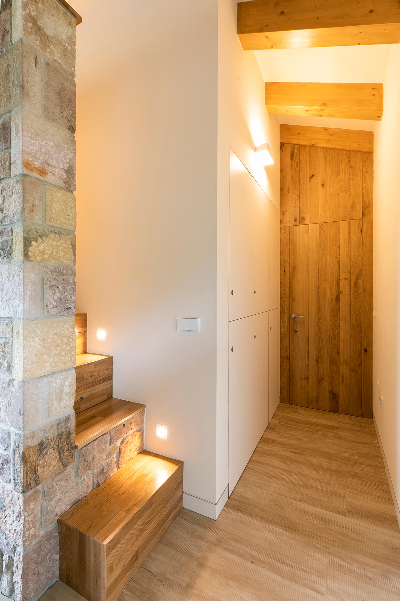 Escalera y panelado de cabaña de lujo moderna en Proaño diseñada por Moah Arquitectos en Cantabria