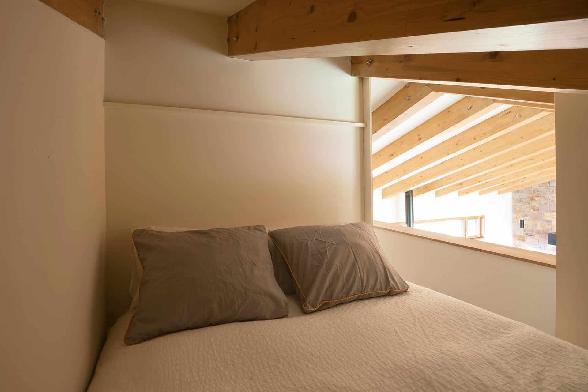 Dormitorio de cabaña moderna de diseño en Proaño diseñada por Moah Arquitectos en Cantabria