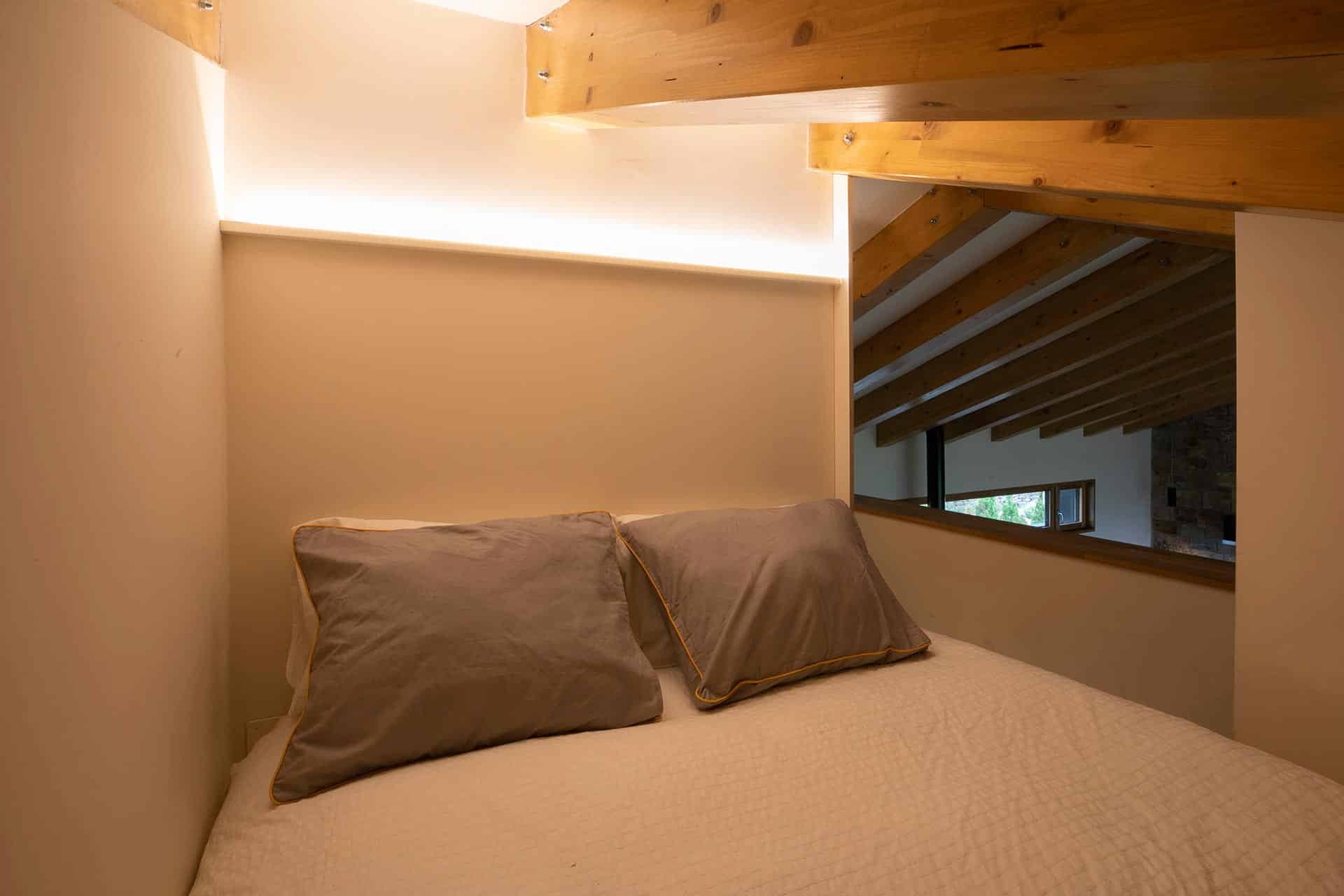 Dormitorio de alojamiento moderno en Proaño diseñada por Moah Arquitectos en Cantabria