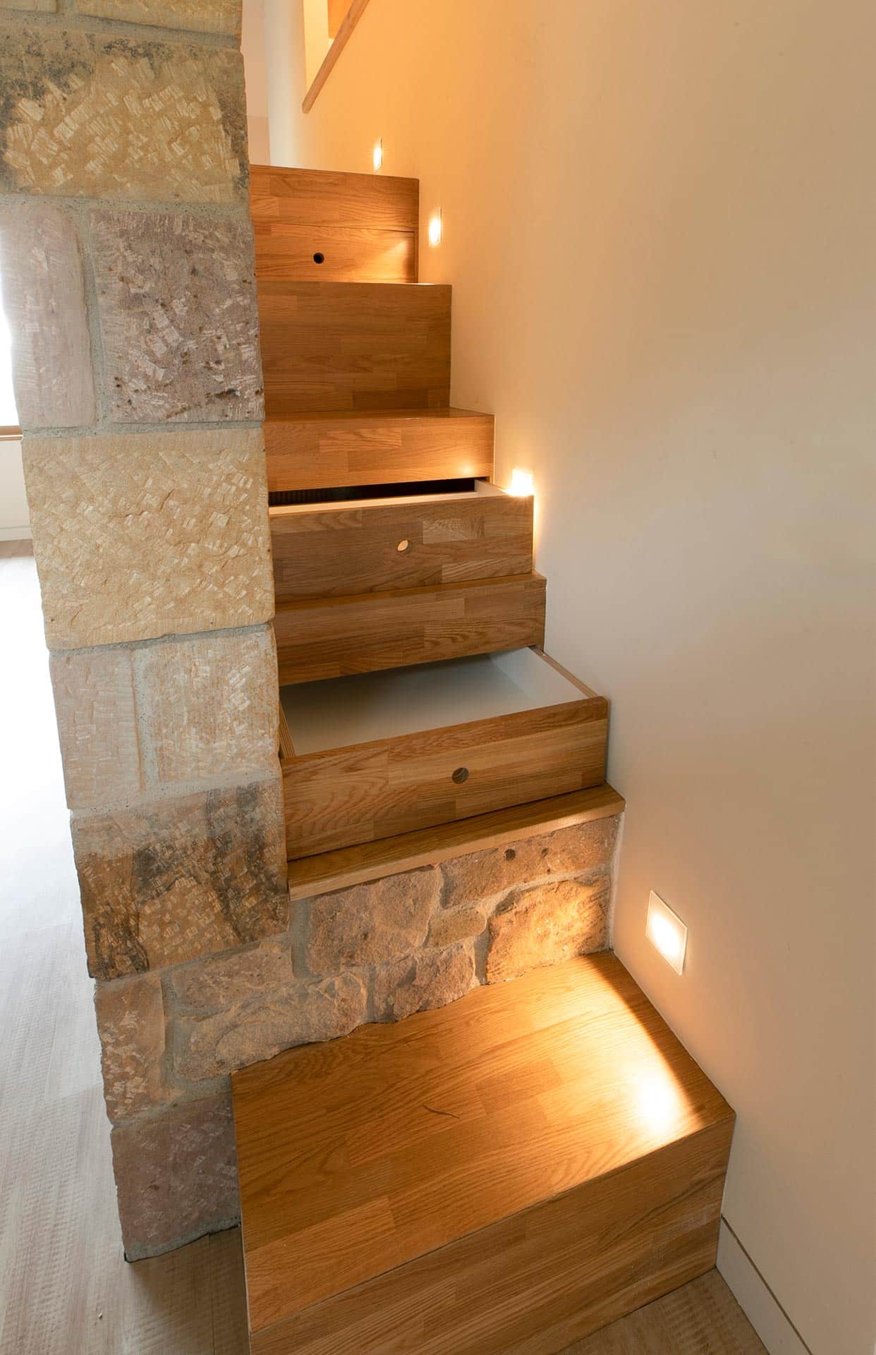 Escalera de madera y piedra en cabaña de lujo moderna en Proaño diseñada por Moah Arquitectos en Cantabria