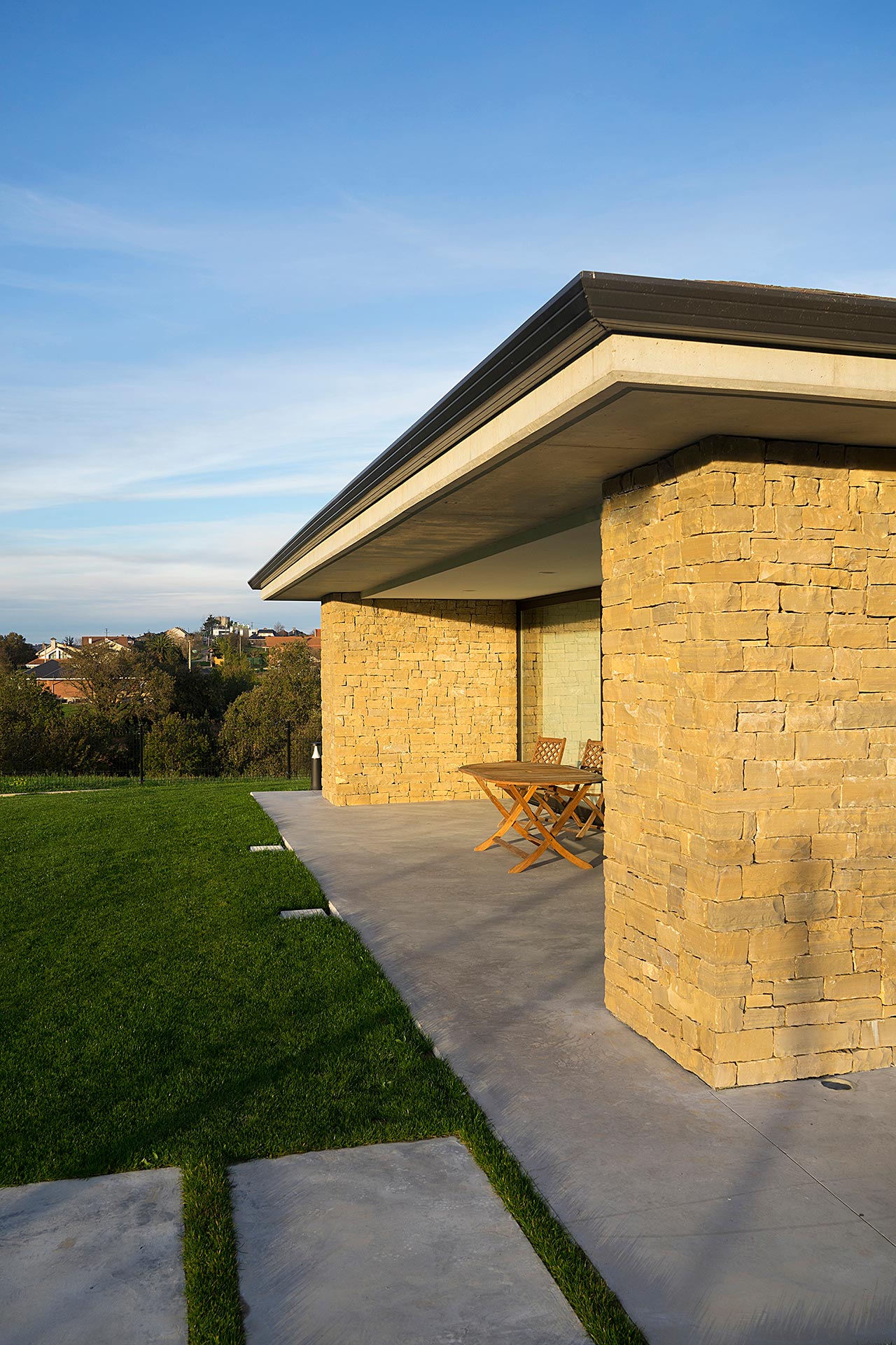 Casa moderna mamposteria diseñada por Moah Arquitectos en Pontejos
