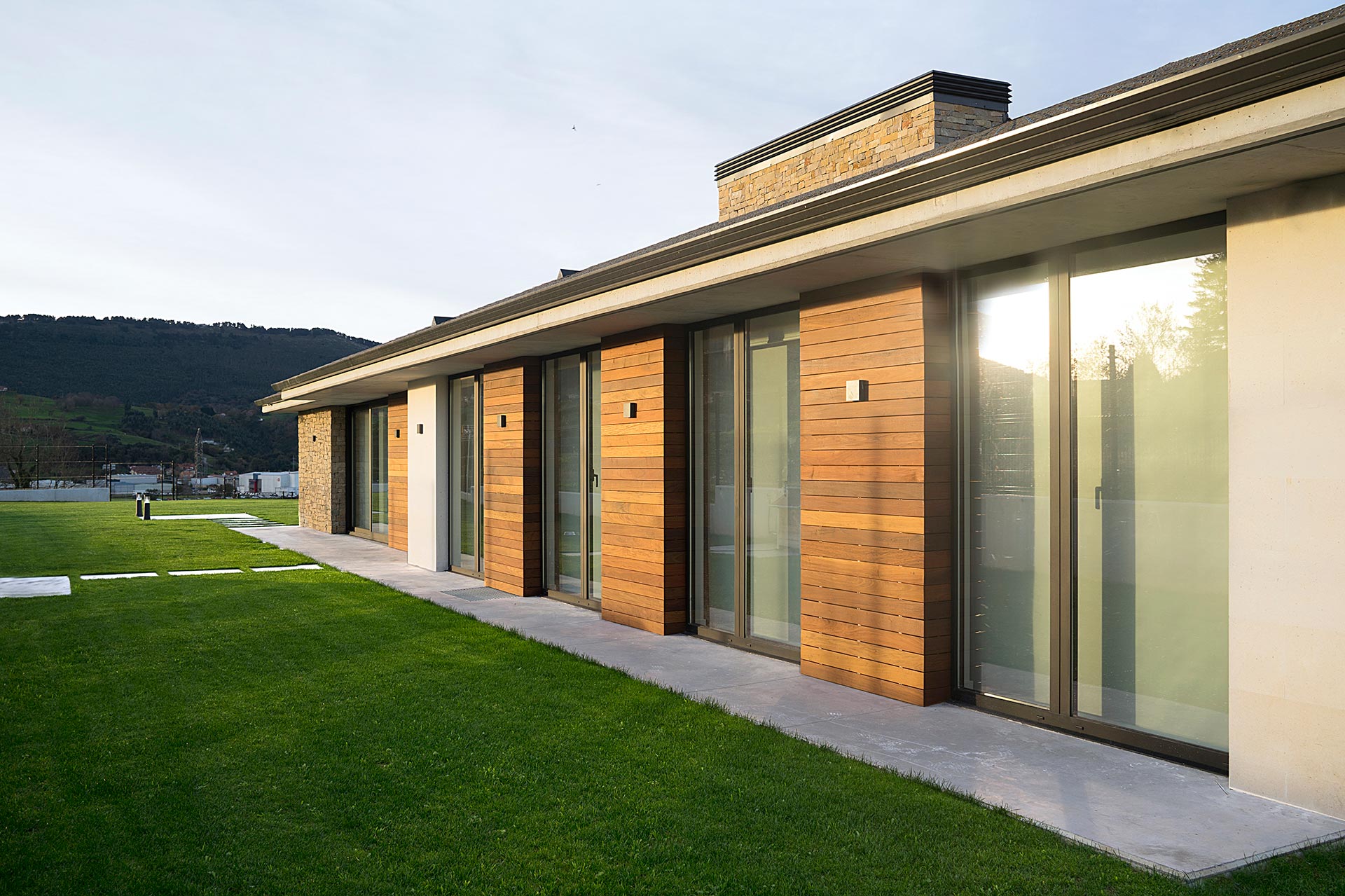 Fachada madera casa moderna diseñada por Moah Arquitectos en Pontejos