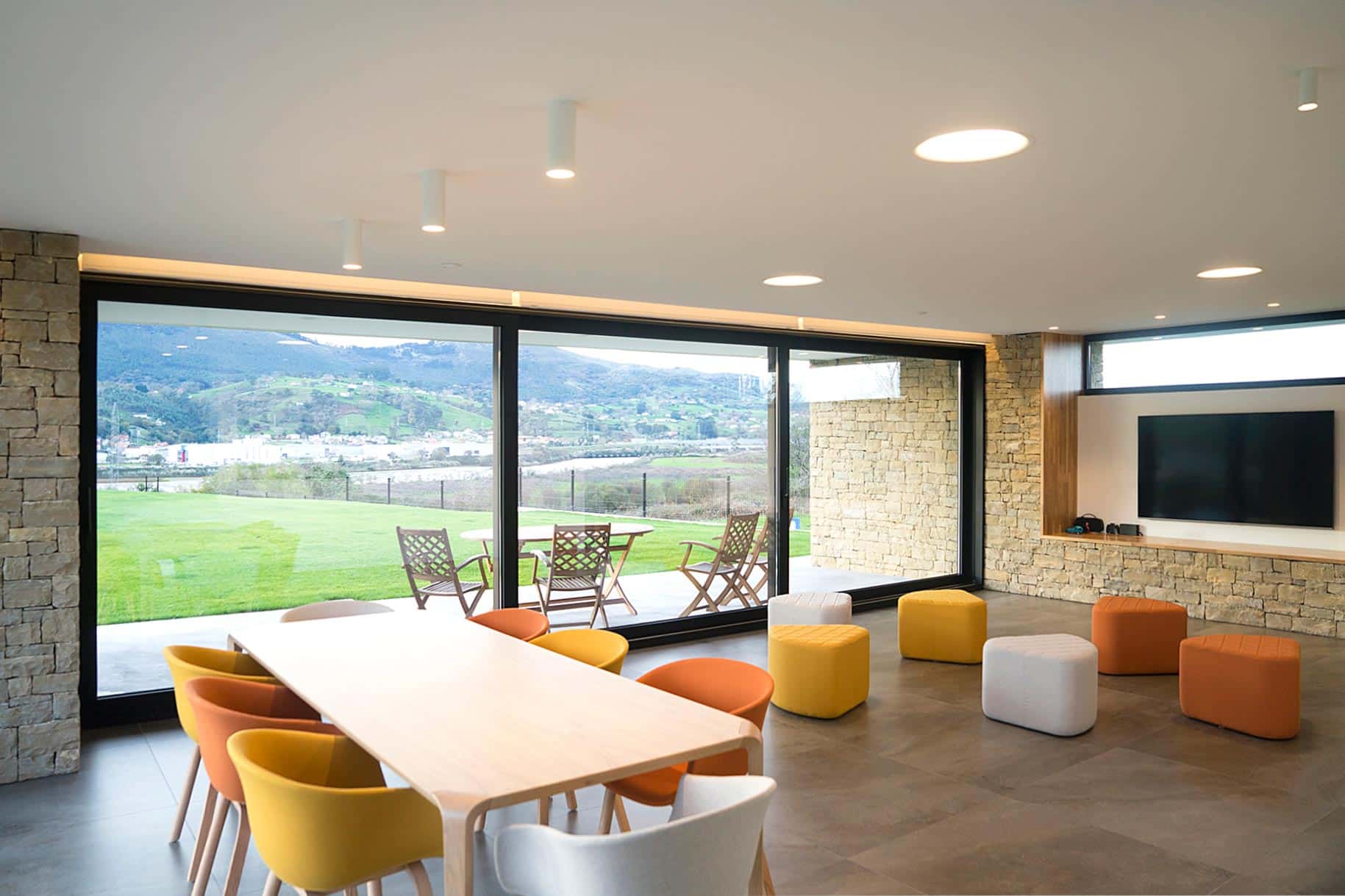 Grandes ventanales en casa moderna diseñado por Moah Arquitectos en Pontejos