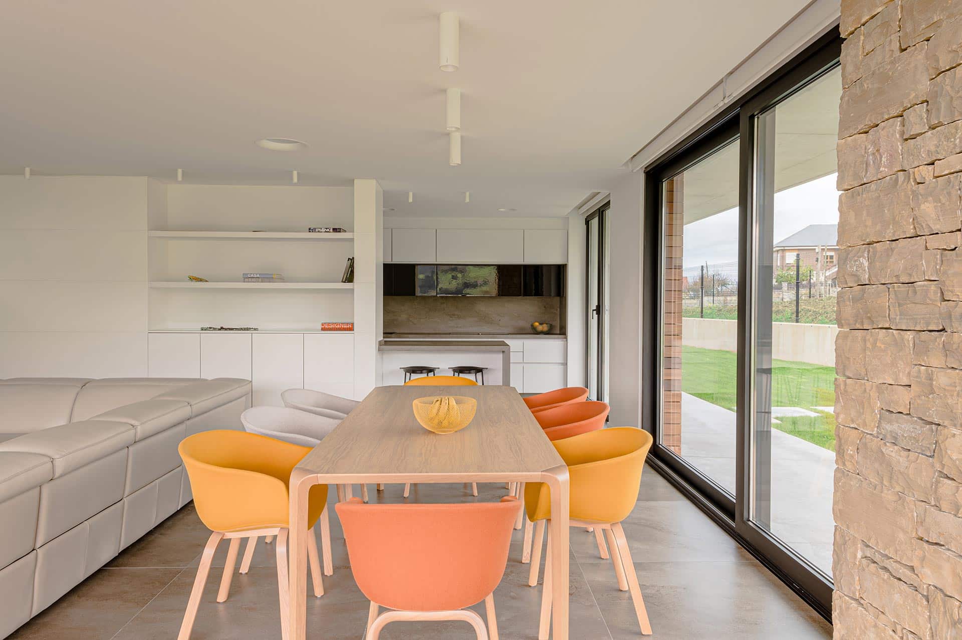 Comedor y cocina en casa moderna diseñada por Moah Arquitectos en Pontejos