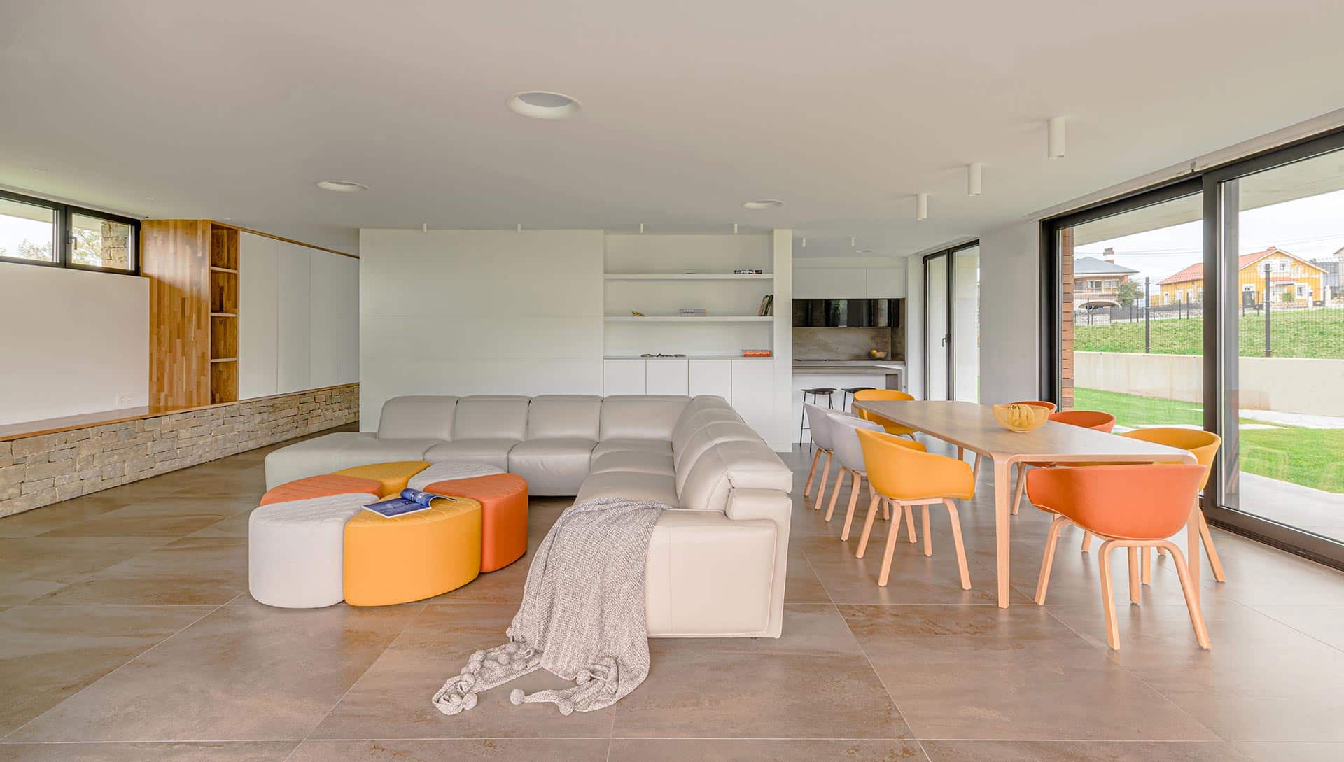 Salón comedor de casa moderna diseñada por Moah Arquitectos en Pontejos