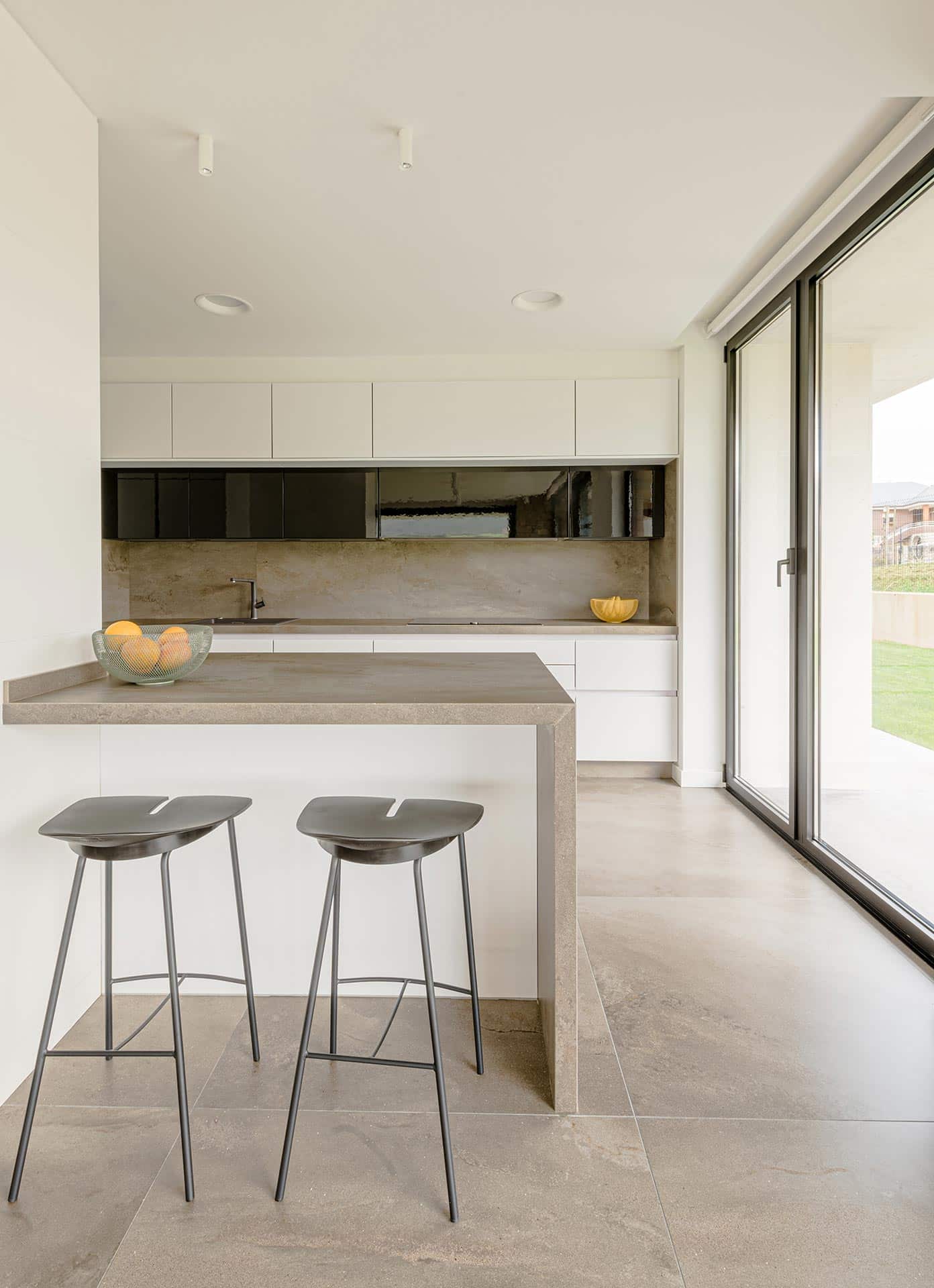 Isla de cocina de casa moderna diseñada por Moah Arquitectos en Pontejos