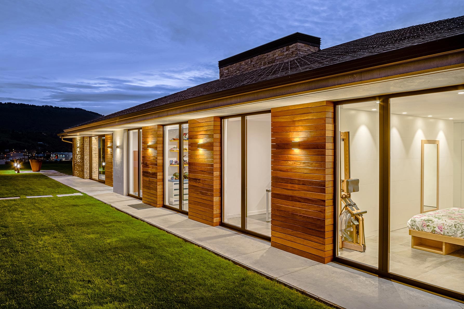 Casa de madera con cubierta de pizarra diseñada por Moah Arquitectos en Pontejos