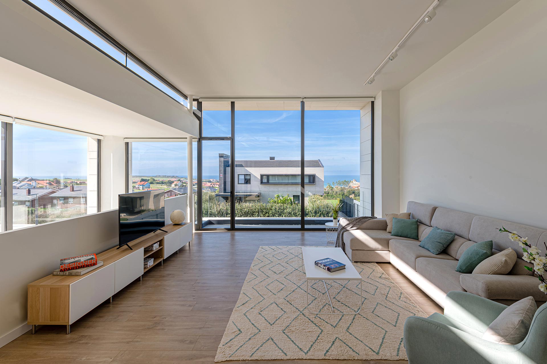 Salón minimalista de casa moderna diseñada por Moah Arquitectos en Liencres. Cantabria
