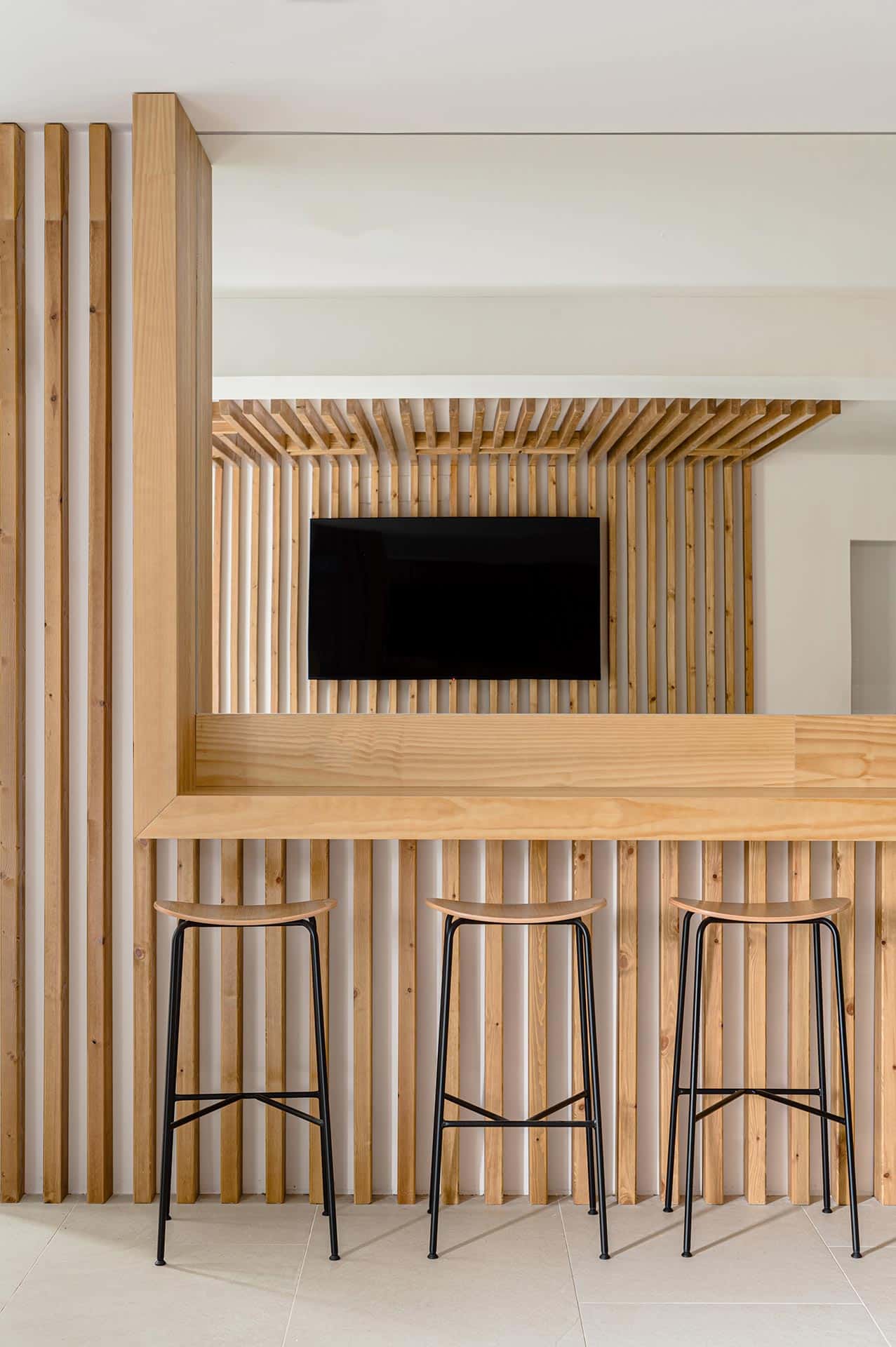 Encimera de madera de albergue Villa Miguela diseñado por Moah Arquitectos en Santander, Cantabria.