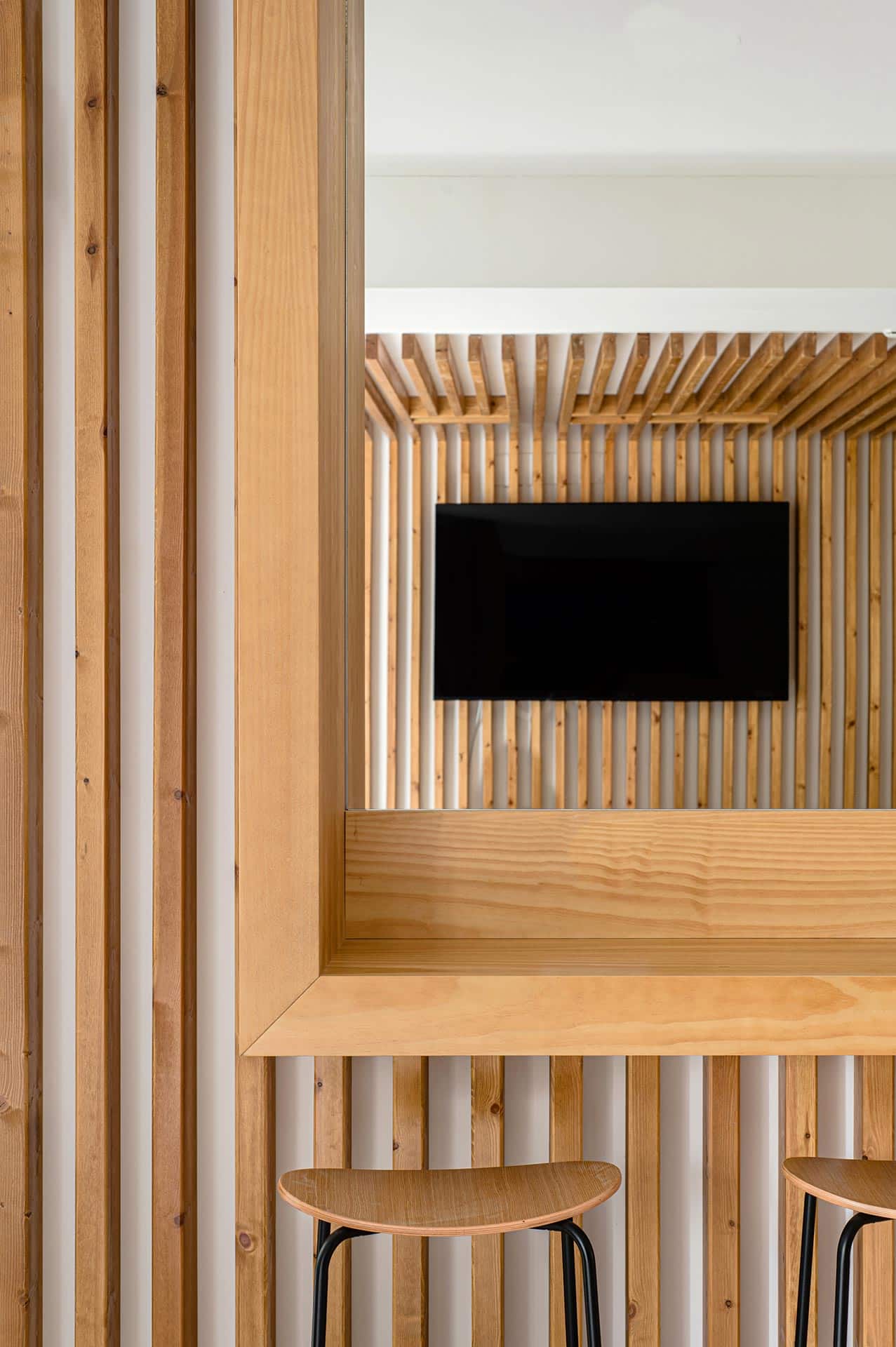 Detalle de lamas de madera de albergue Villa Miguela diseñado por Moah Arquitectos en Santander, Cantabria.