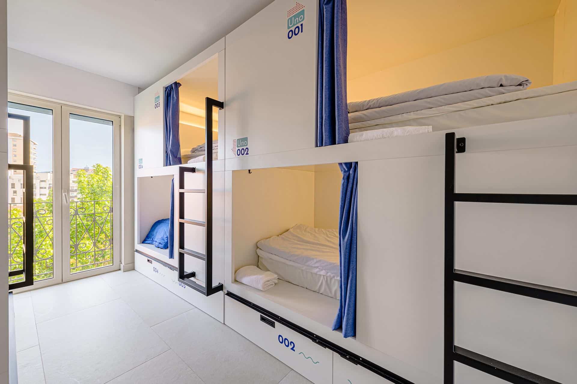 Habitación con literas de albergue Villa Miguela diseñado por Moah Arquitectos en Santander, Cantabria.