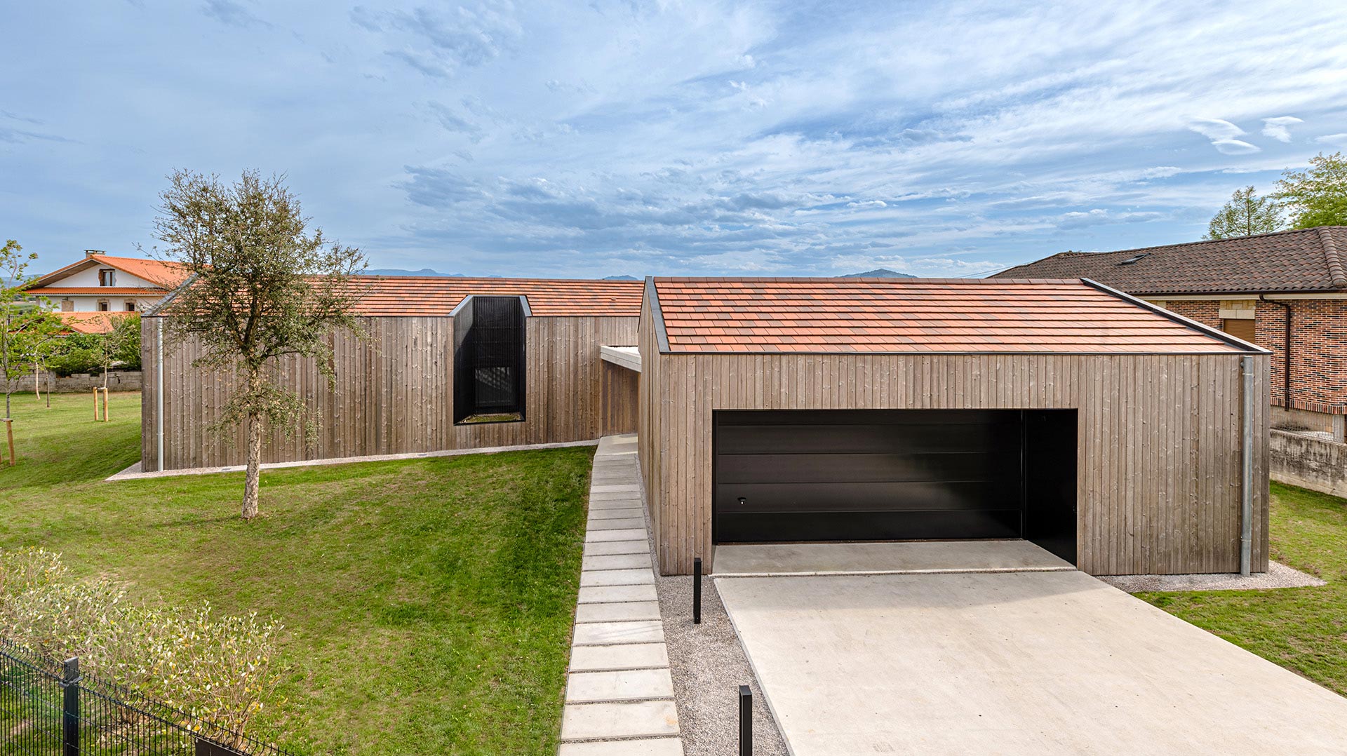 Exterior de casa de madera diseñada por Moah Arquitectos en Suesa. Cantabria