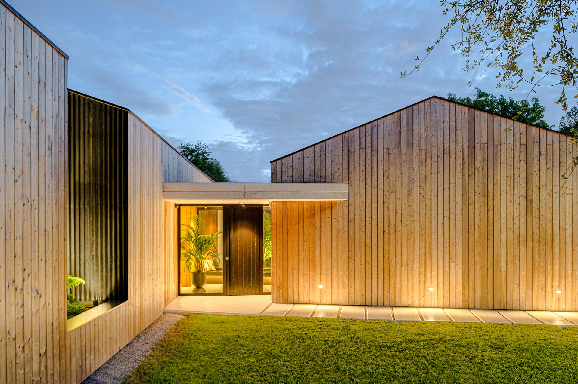Exterior de casa de madera minimalista diseñada por Moah Arquitectos en Suesa. Cantabria.